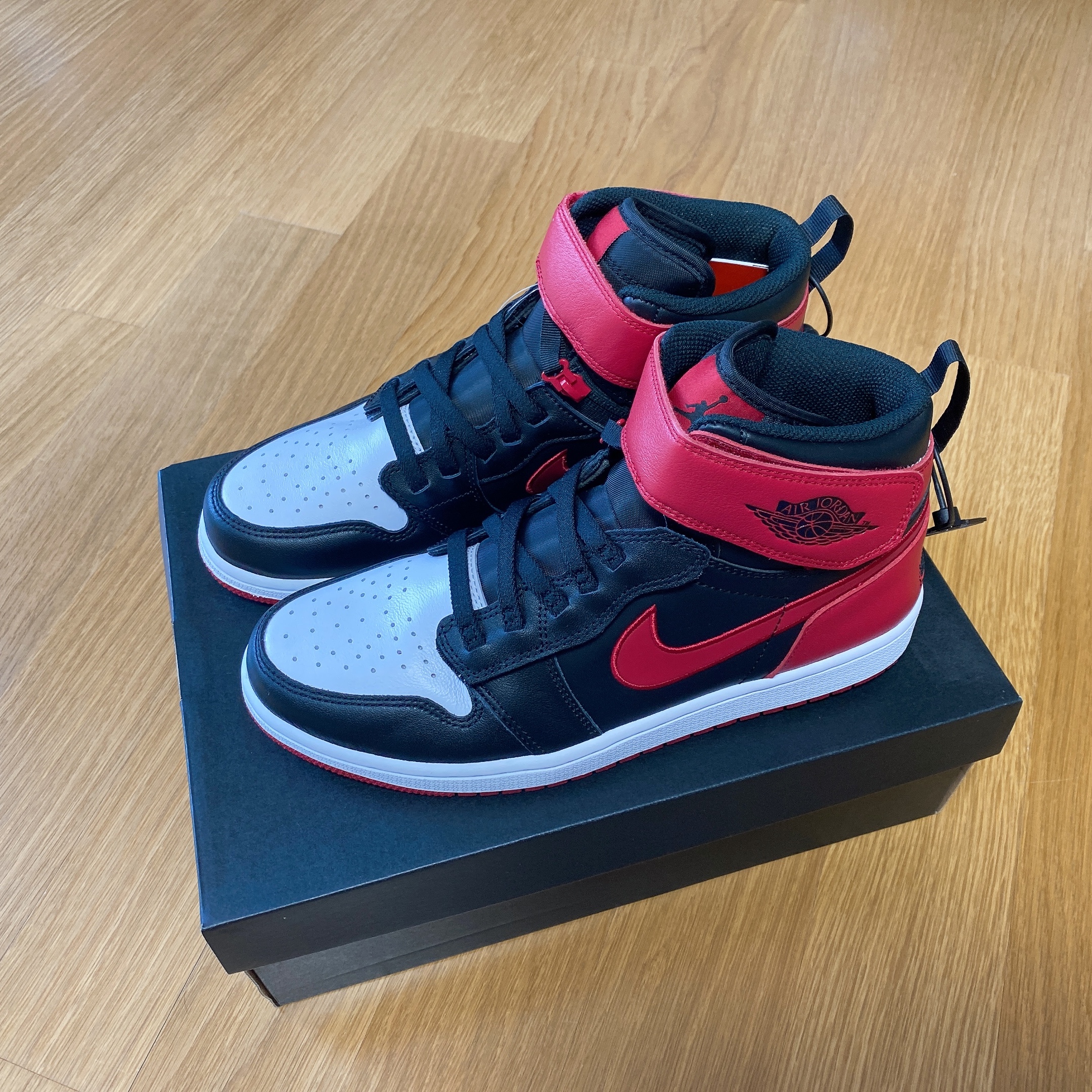 Jordan 1 High FlyEase Bred White Toe 착용 스타일 - 2