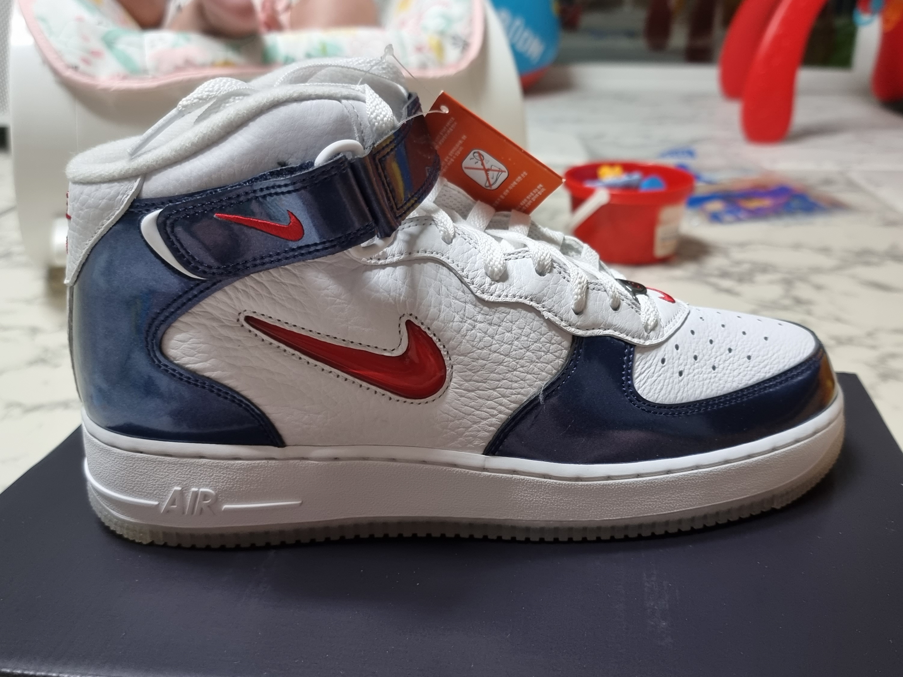 Nike Air Force 1 Mid QS University Red and Midnight Navy 착용 스타일 - 4
