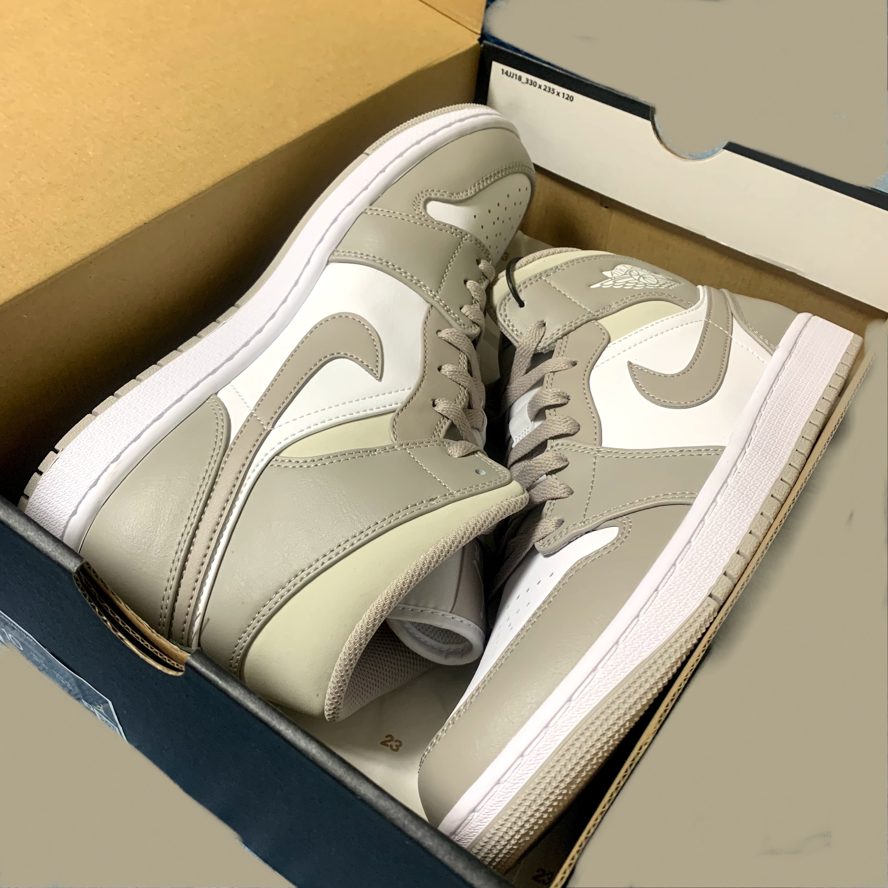 Jordan 1 Mid College Grey 착용 스타일