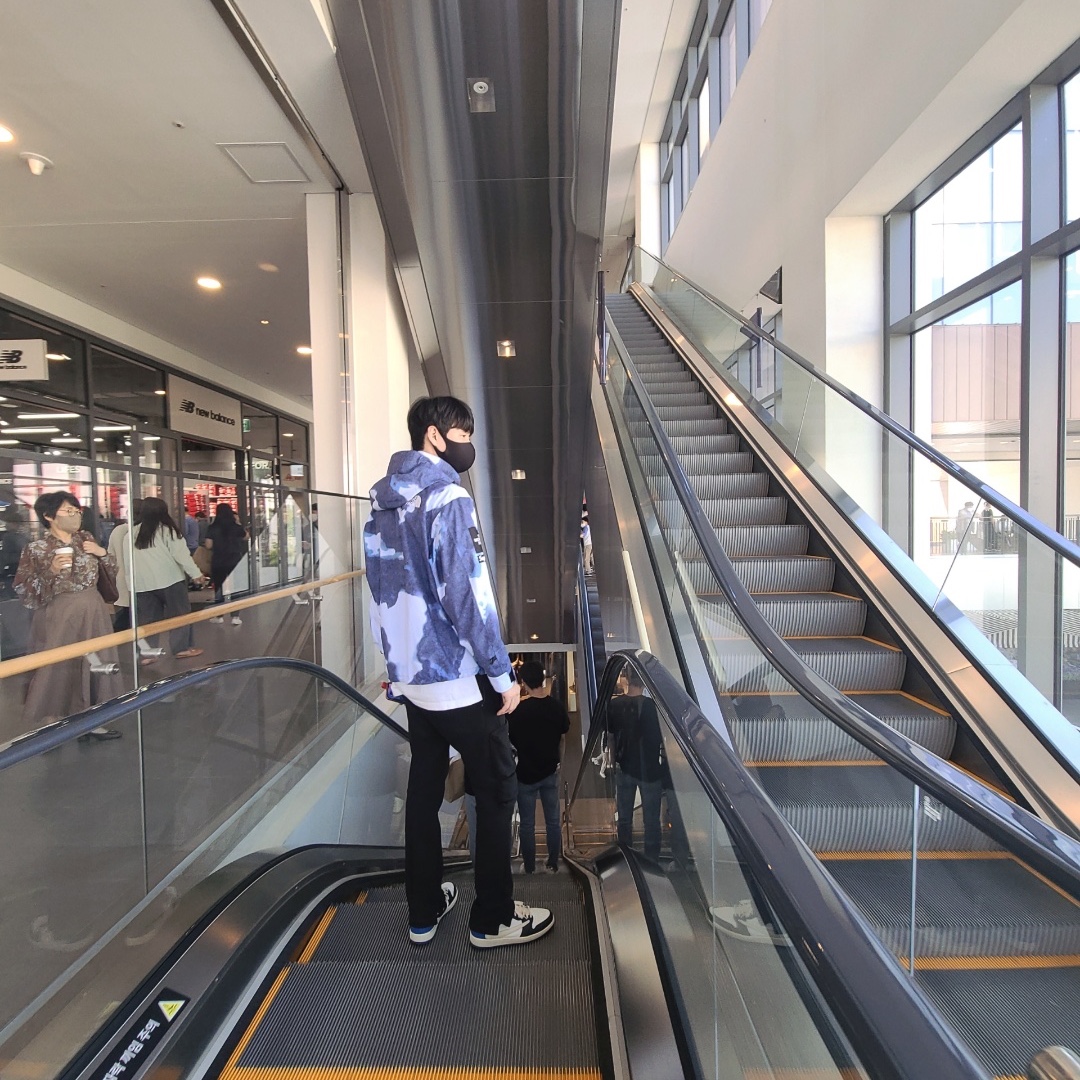 Supreme x The North Face Bleached Denim Print Mountain Jacket Indigo - 21FW, Jordan 1 x Travis Scott x Fragment Retro Low OG SP Military Blue 착용 스타일
