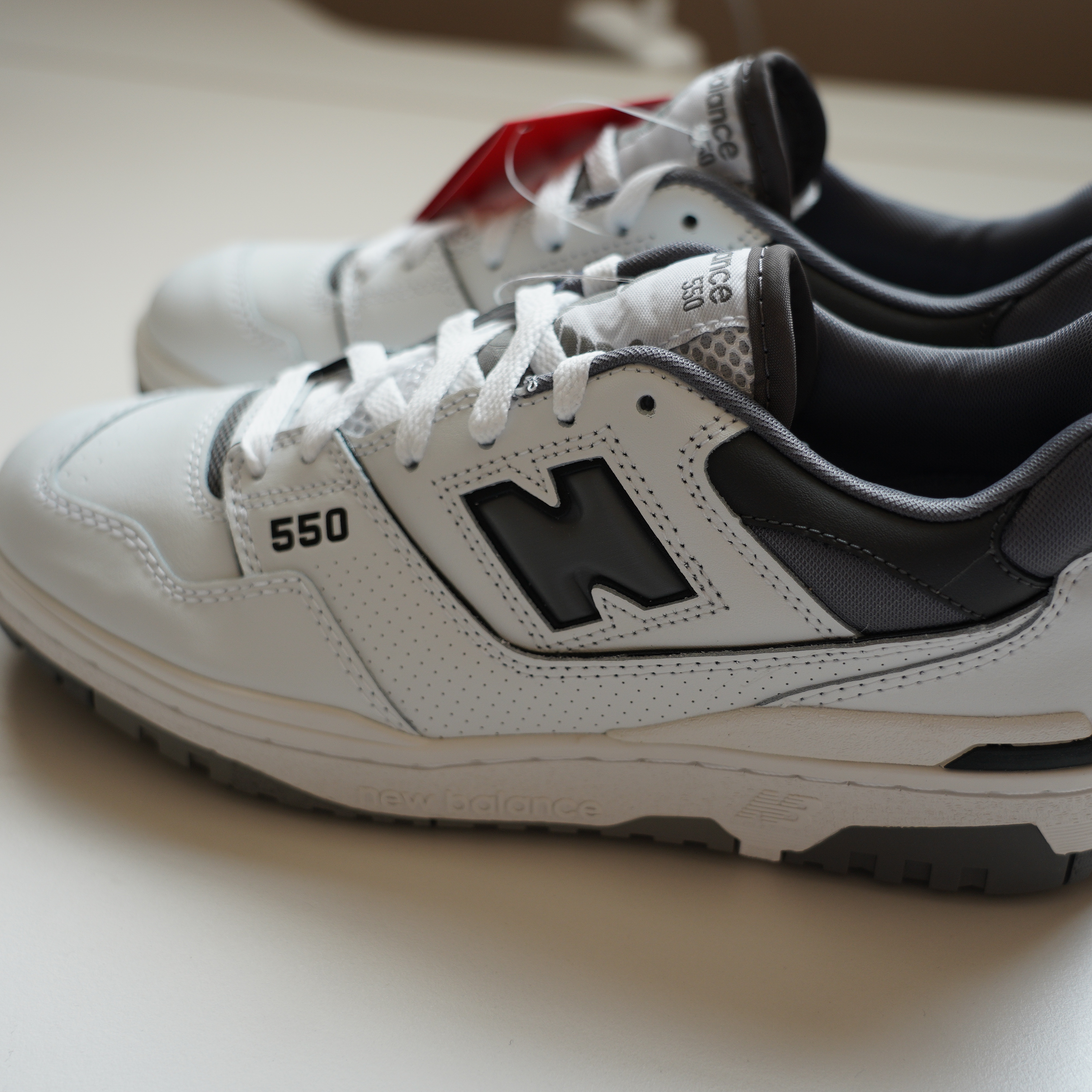 New Balance 550 White Grey Dark Grey - 2E Wide 착용 스타일 - 5