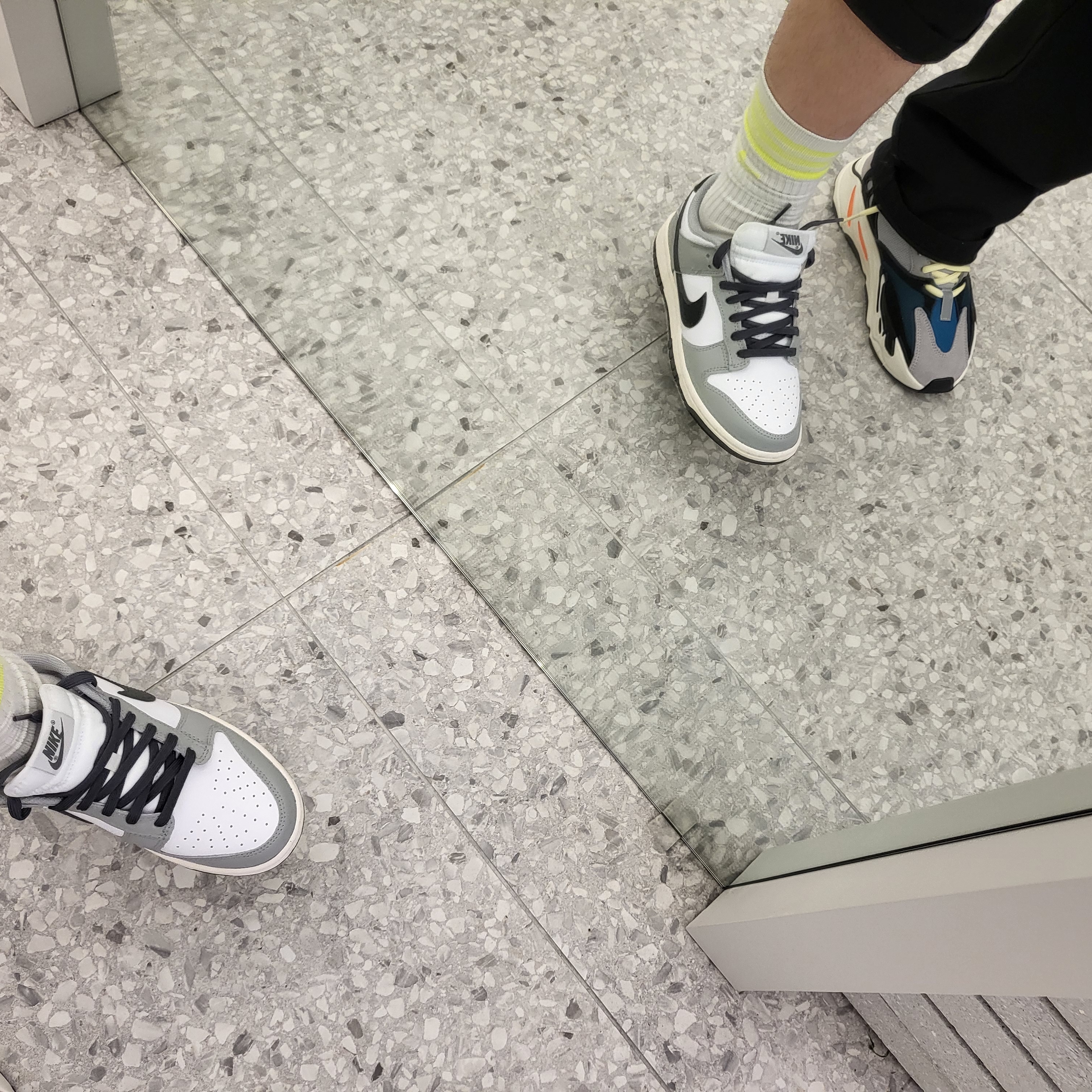(W) Nike Dunk Low Light Smoke Grey, Adidas Yeezy Boost 700 Wave Runner Solid Grey 2021/2022 착용 스타일 - 4