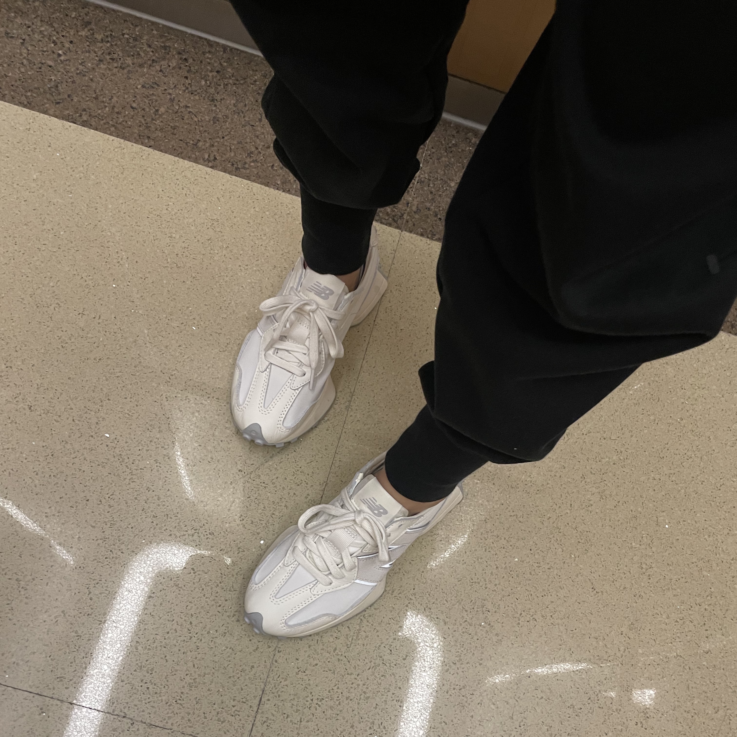 New Balance 327 Shifted White Pack 착용 스타일 - 1