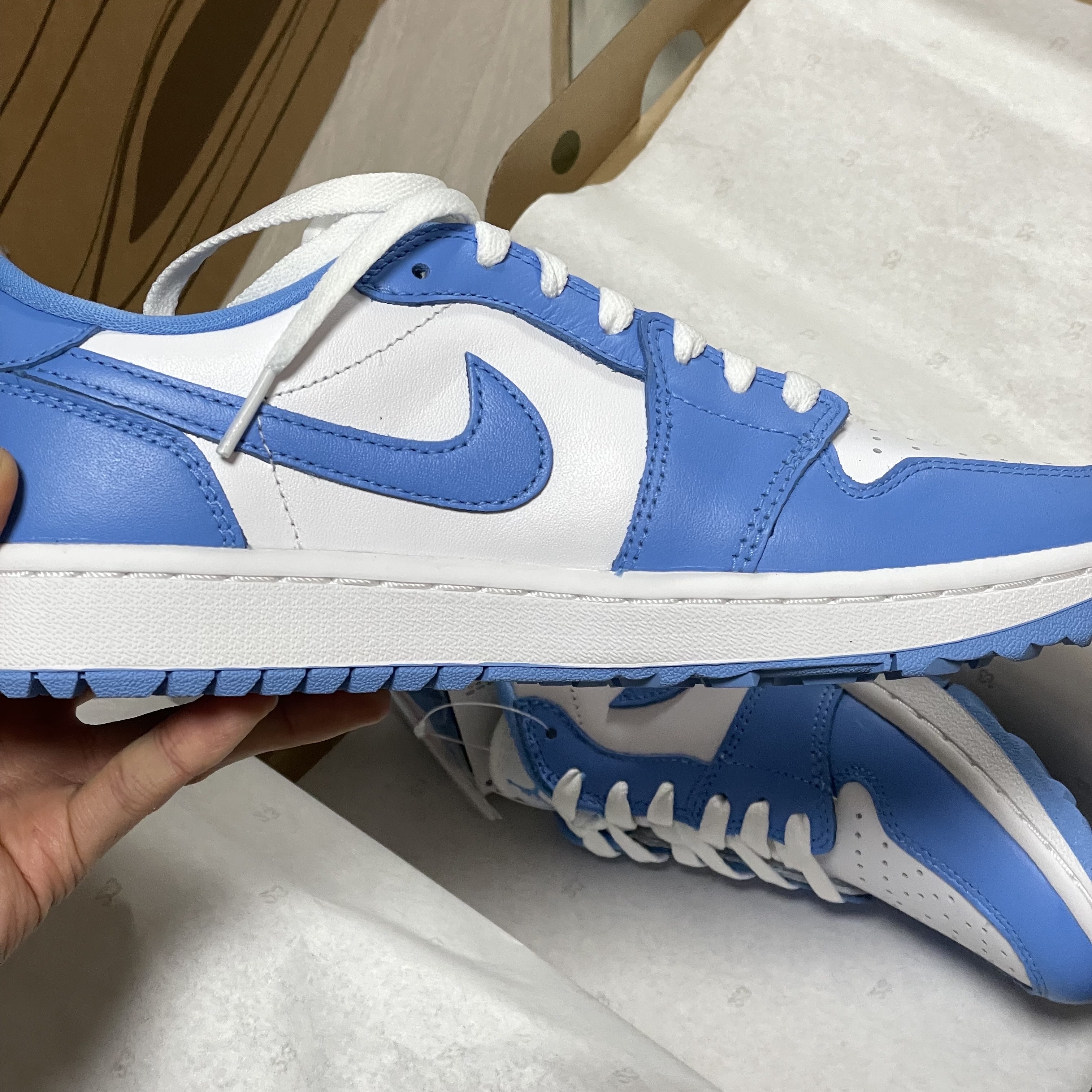 Jordan 1 Low Golf White and University Blue 착용 스타일 - 1