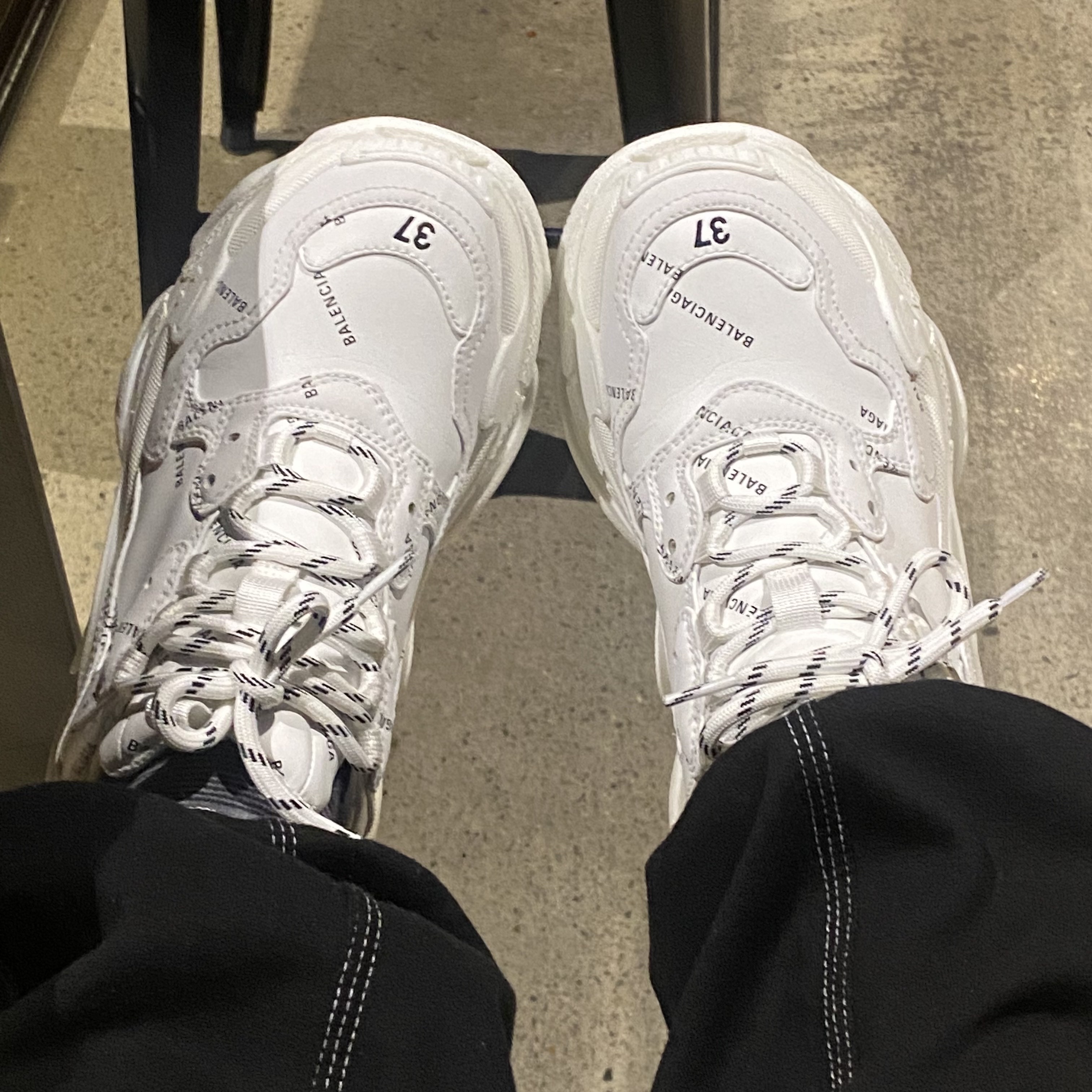 Balenciaga Allover Logo Triple S Sneakers White Black, (W) Balenciaga Allover Logo Triple S Sneakers White 착용 스타일 - 2