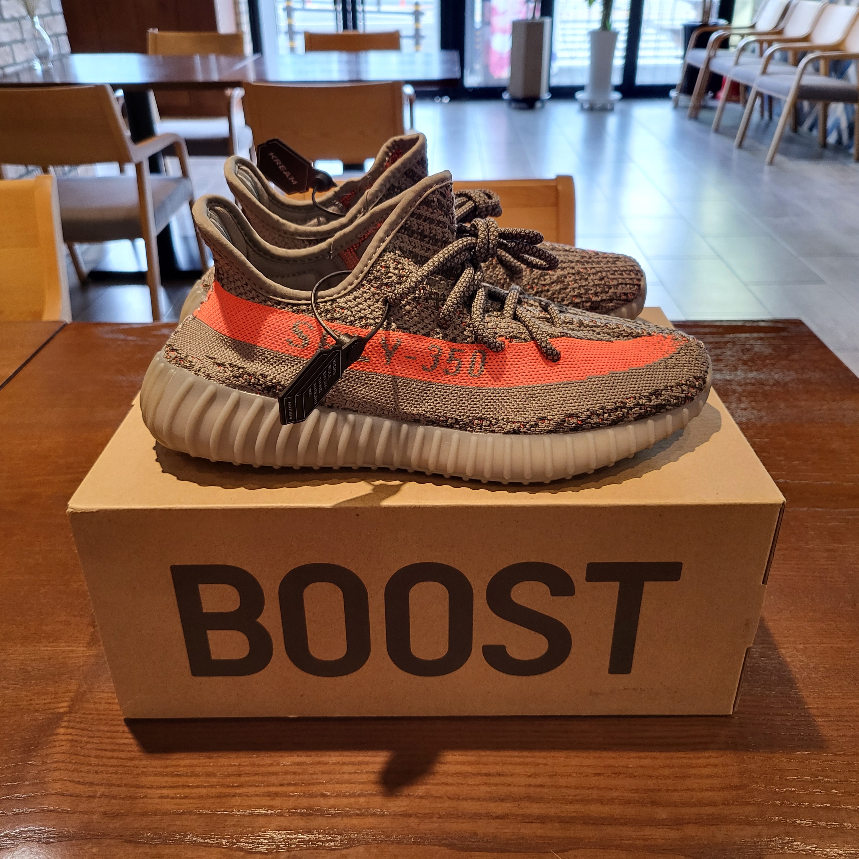 Adidas Yeezy Boost 350 V2 Beluga - Reflective, Nike Dunk Low Retro Black 착용 스타일 - 1