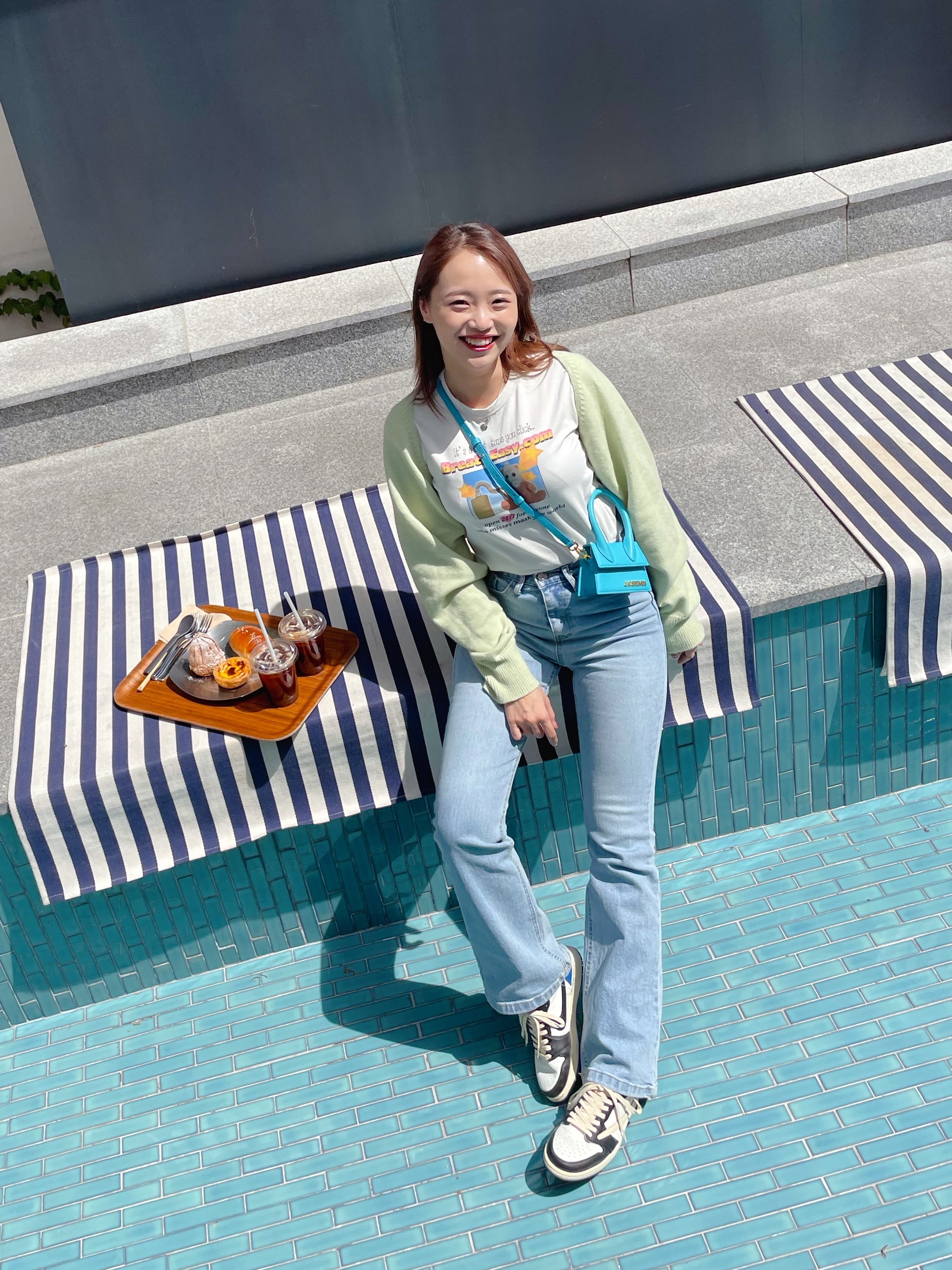 Jacquemus Le Chiquito Signature Mini Handbag Green, Jordan 1 x Travis Scott x Fragment Retro Low OG SP Military Blue 착용 스타일 - 3