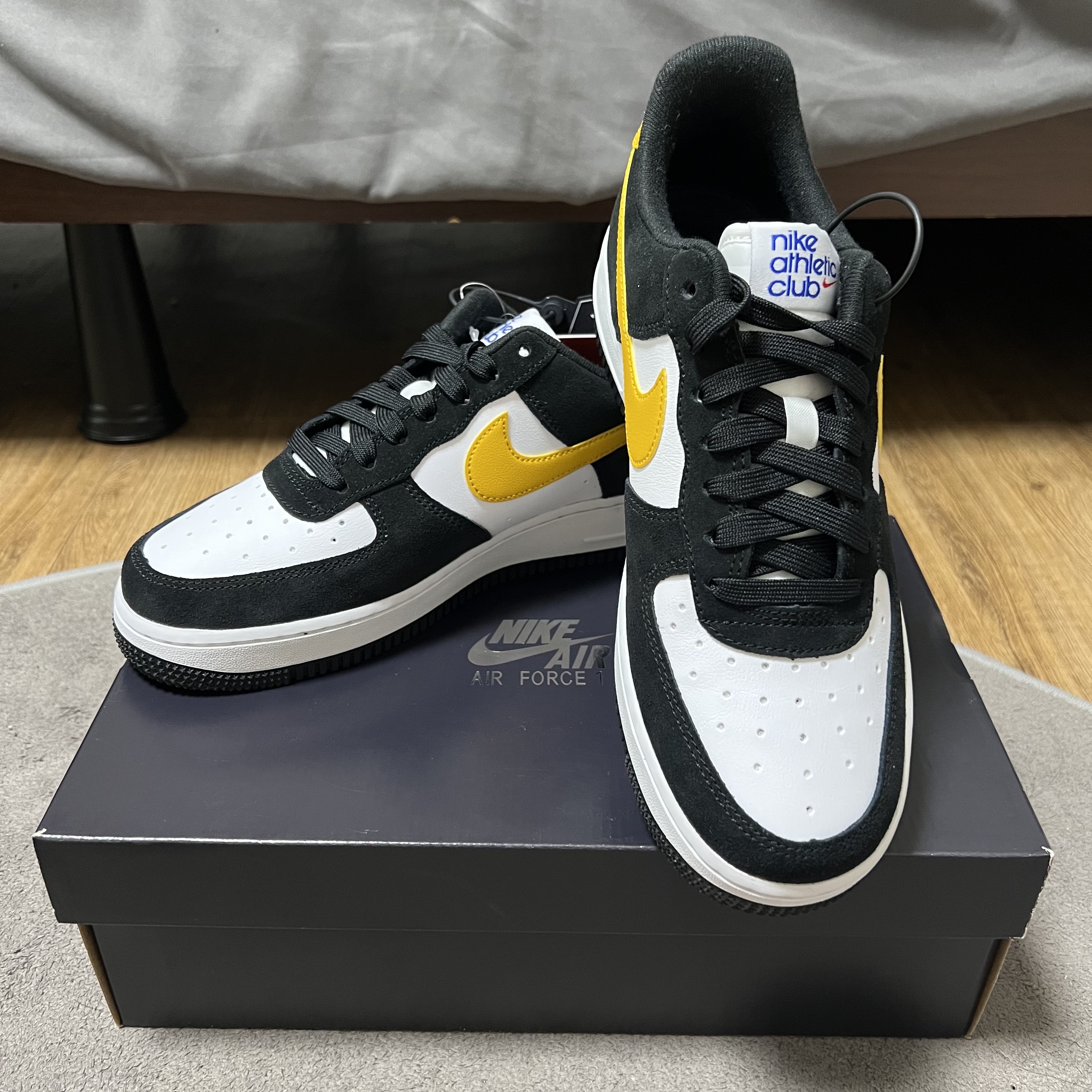 Nike Air Force 1 '07 LV8 Athletic Club Black Dark Sulfur 착용 스타일 - 1