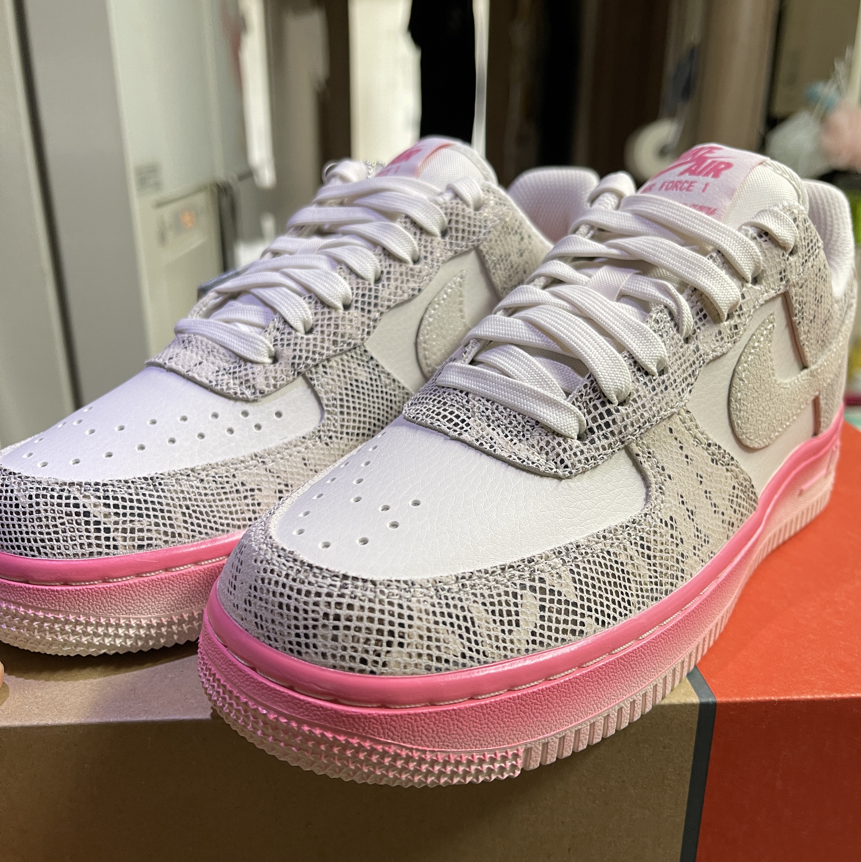 (W) Nike Air Force 1 '07 LX Our Force 1, Darkr8m Studio Upside Down Silver Logo Cap 착용 스타일 - 1