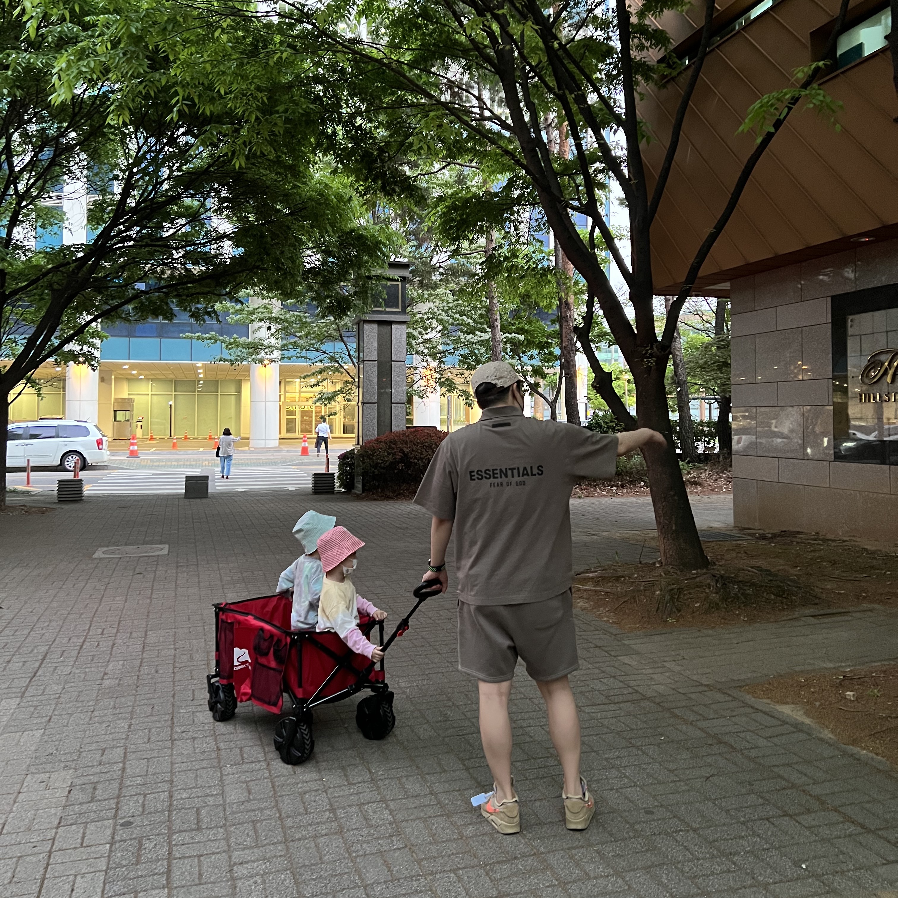 Essentials T-Shirt Taupe - 21SS, Essentials Sweatshorts Taupe - 21SS 착용 스타일 - 1