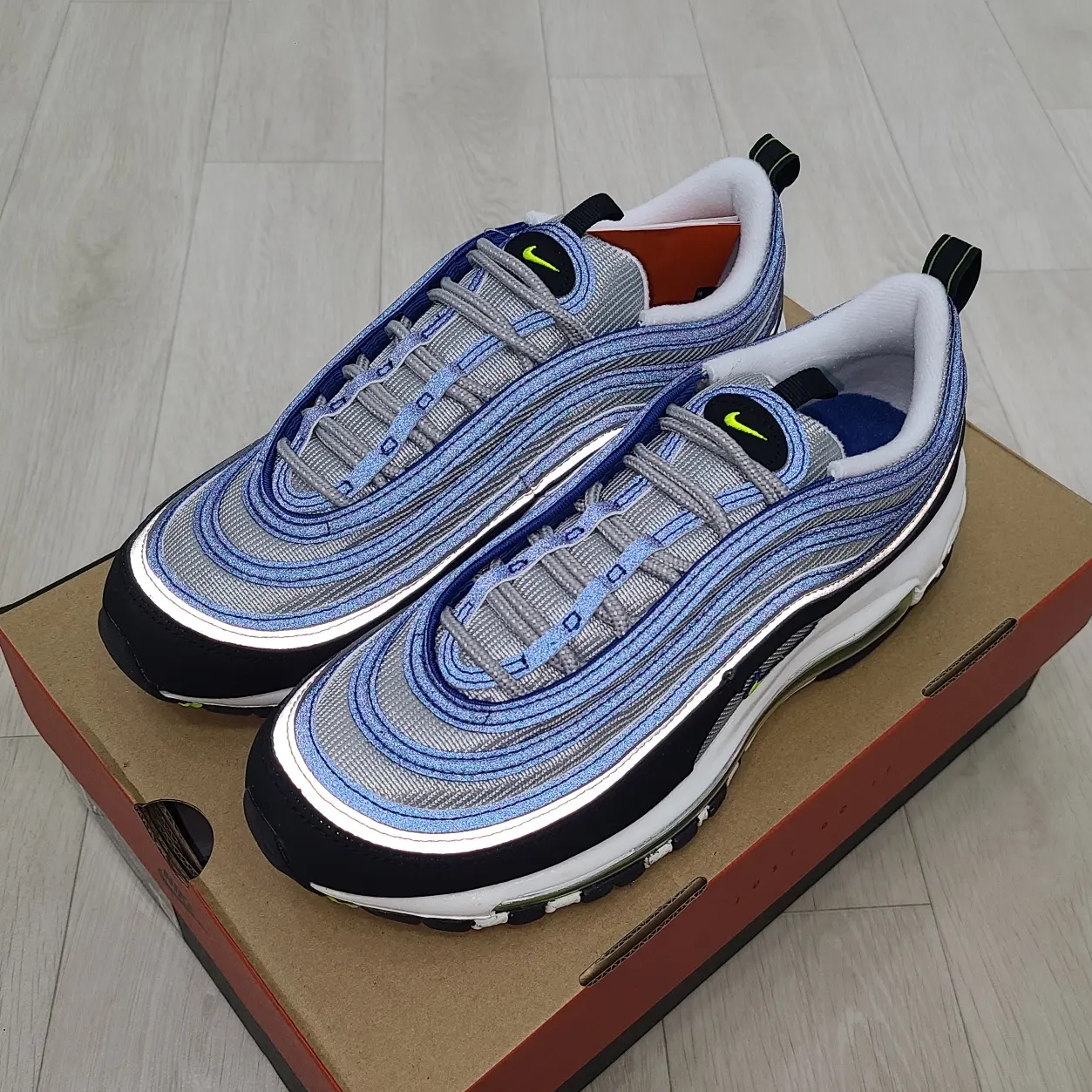 Nike Air Max 97 OG Atlantic Blue and Voltage Yellow 착용 스타일 - 3