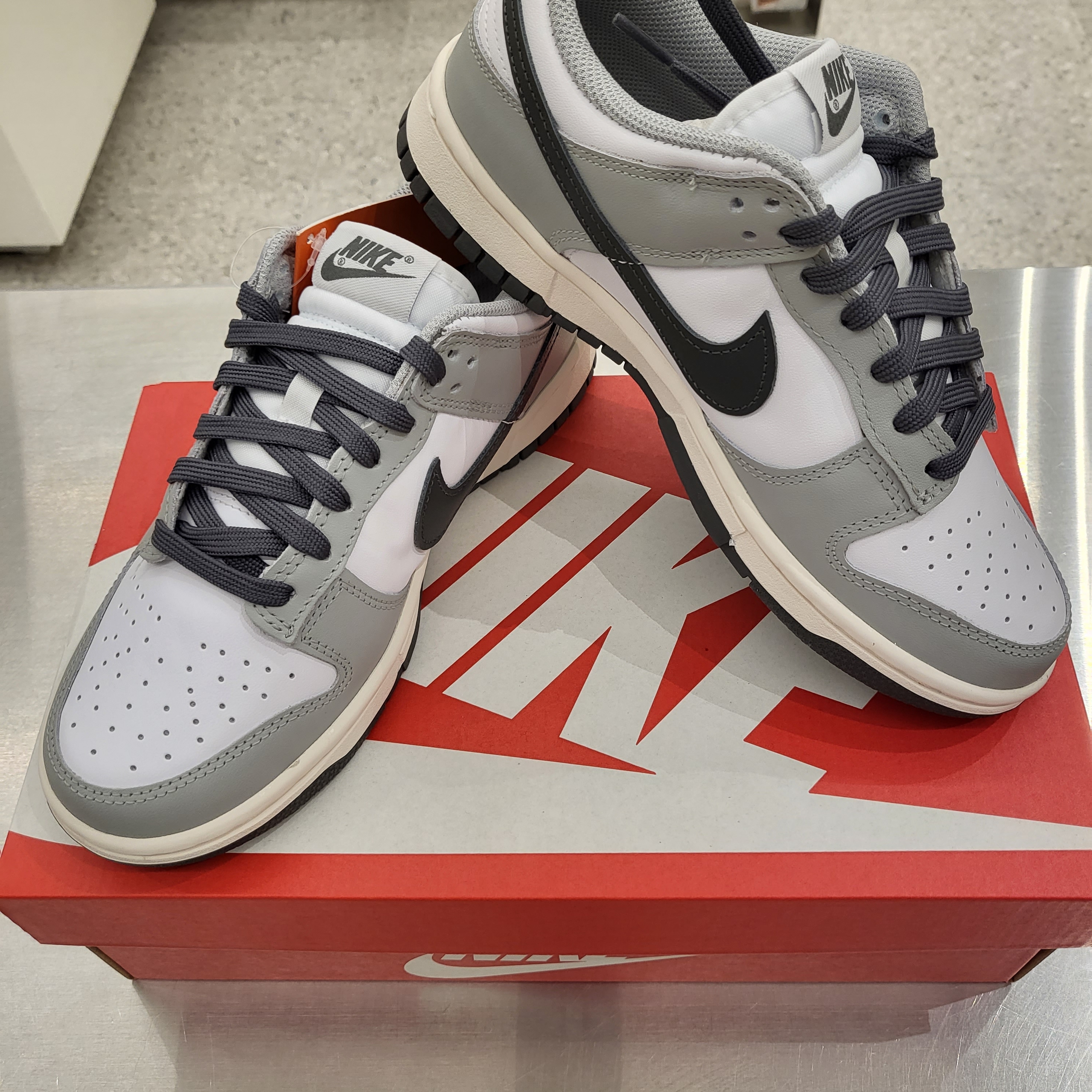 (W) Nike Dunk Low Light Smoke Grey, Adidas Yeezy Boost 700 Wave Runner Solid Grey 2021/2022 착용 스타일 - 1