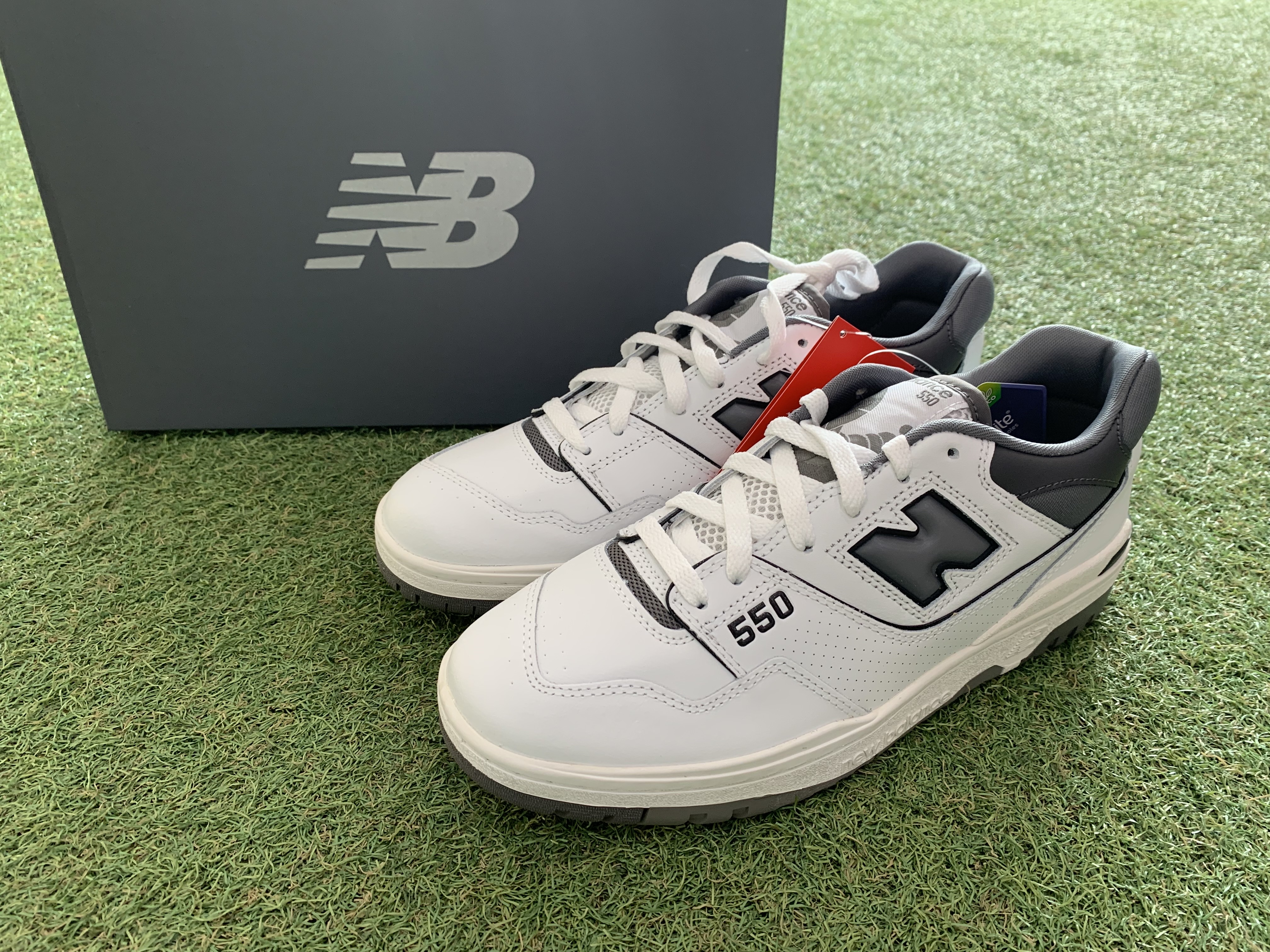 New Balance 550 White Grey Dark Grey - 2E Wide 착용 스타일 - 1
