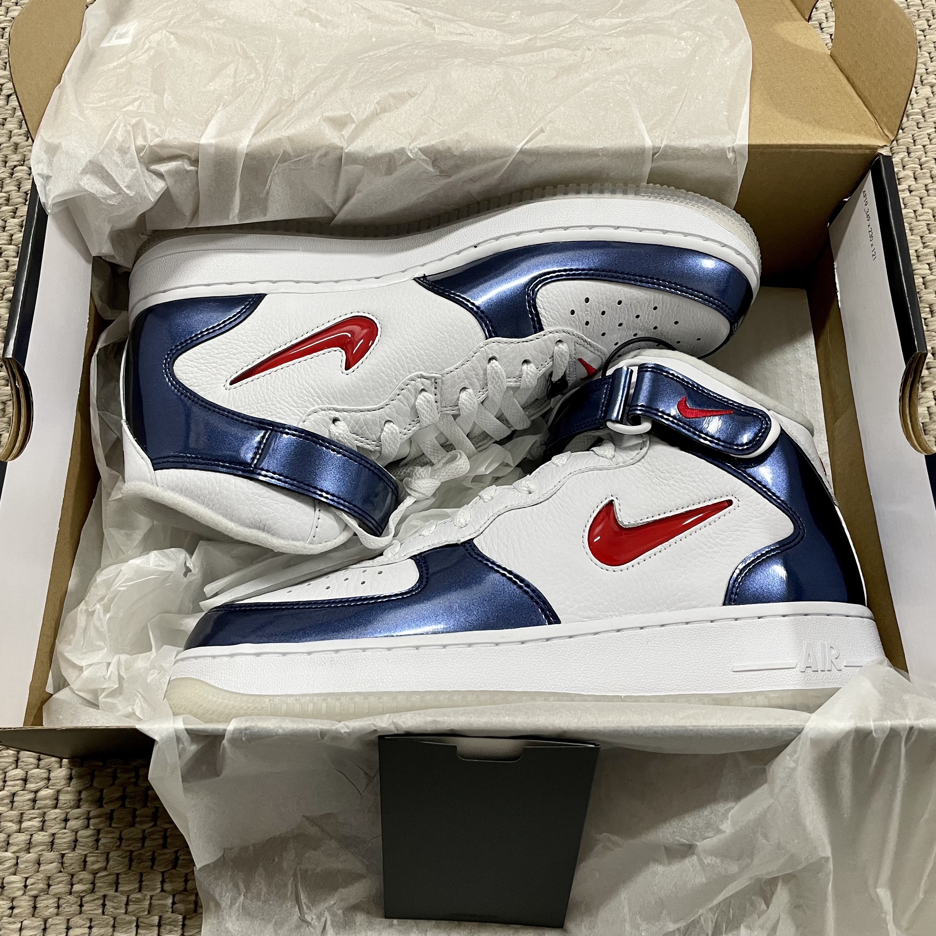Nike Air Force 1 Mid QS University Red and Midnight Navy 착용 스타일 - 4