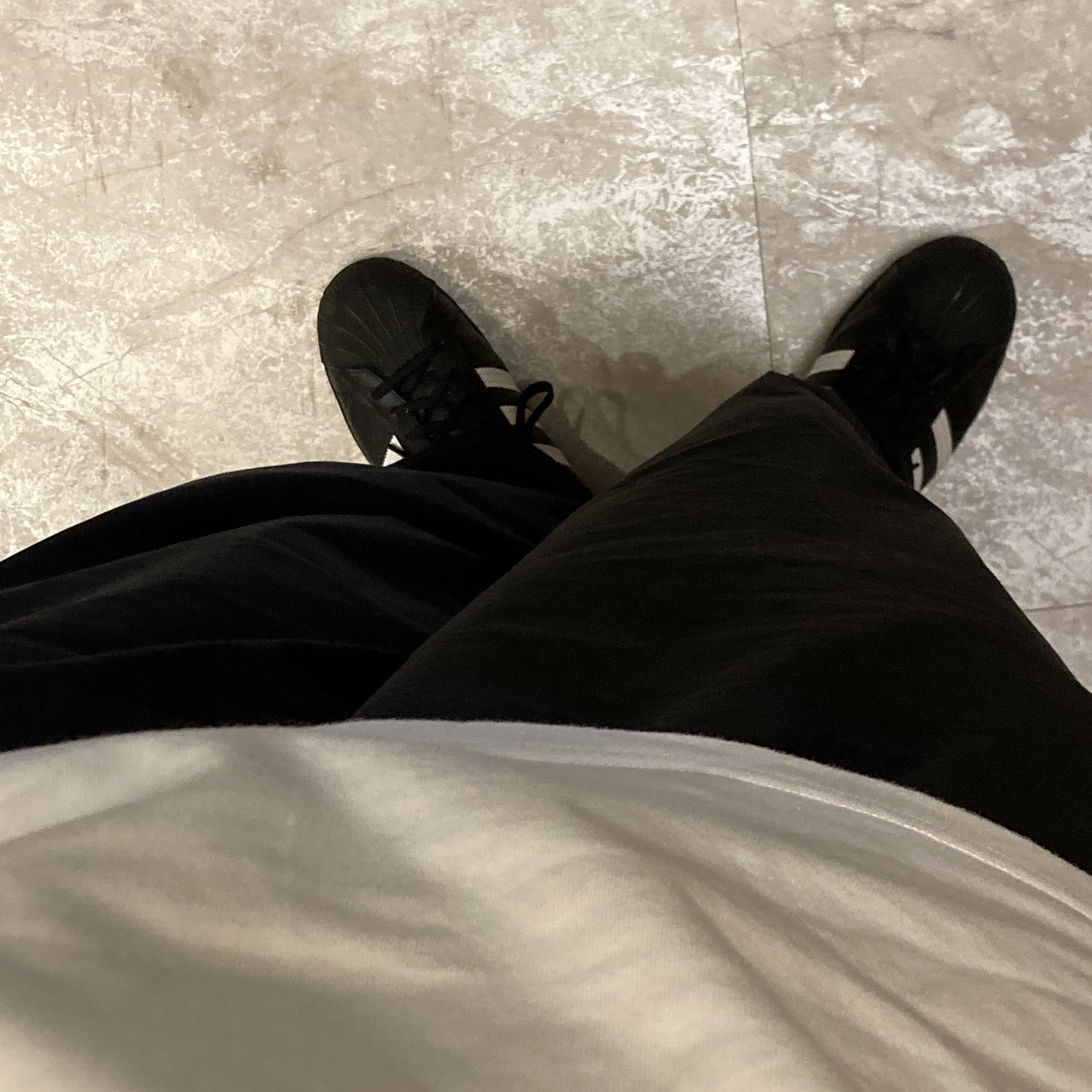 Adidas Superstar Core Black White 착용 스타일 - 3