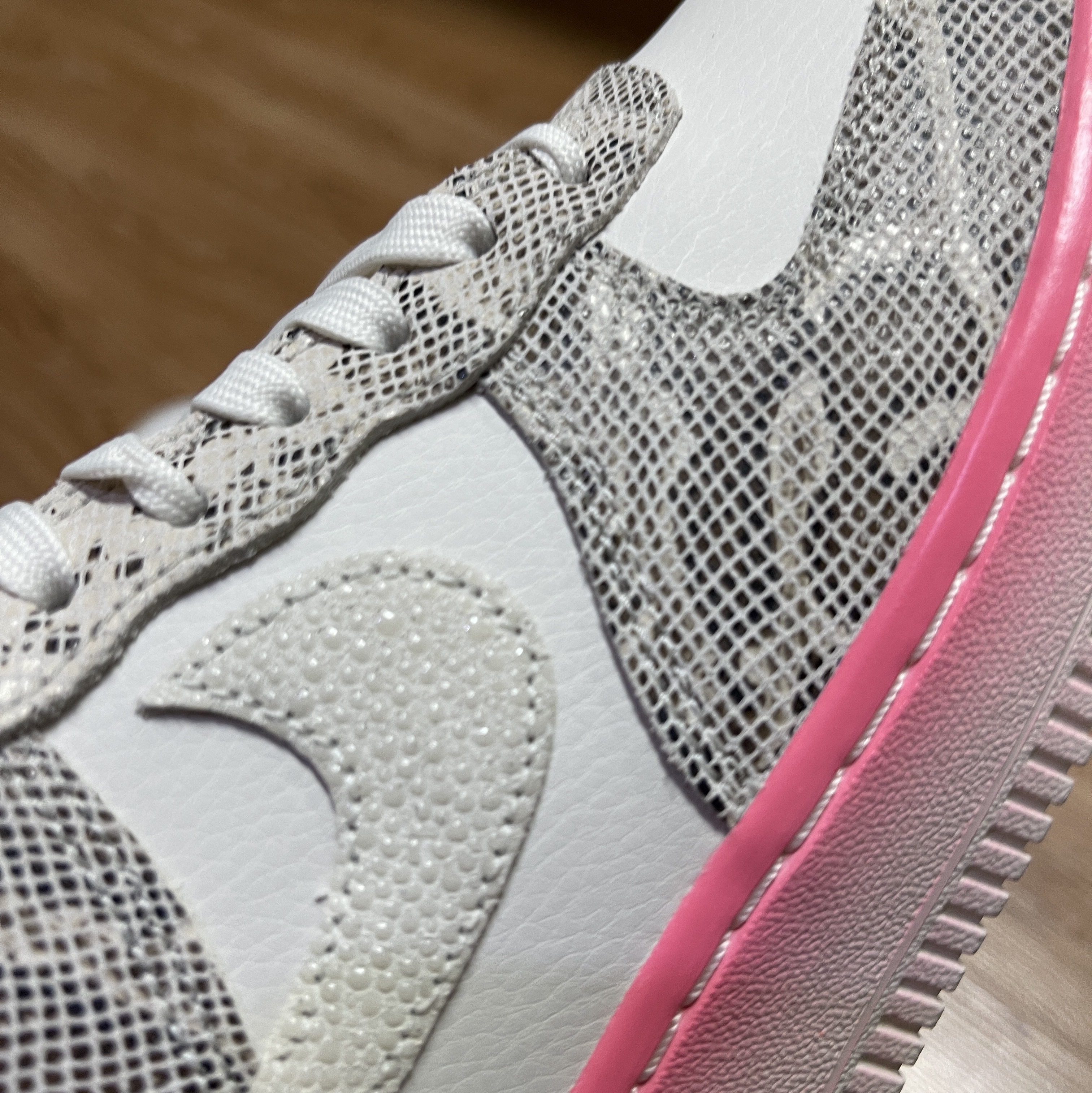 (W) Nike Air Force 1 '07 LX Our Force 1, Darkr8m Studio Upside Down Silver Logo Cap 착용 스타일 - 3
