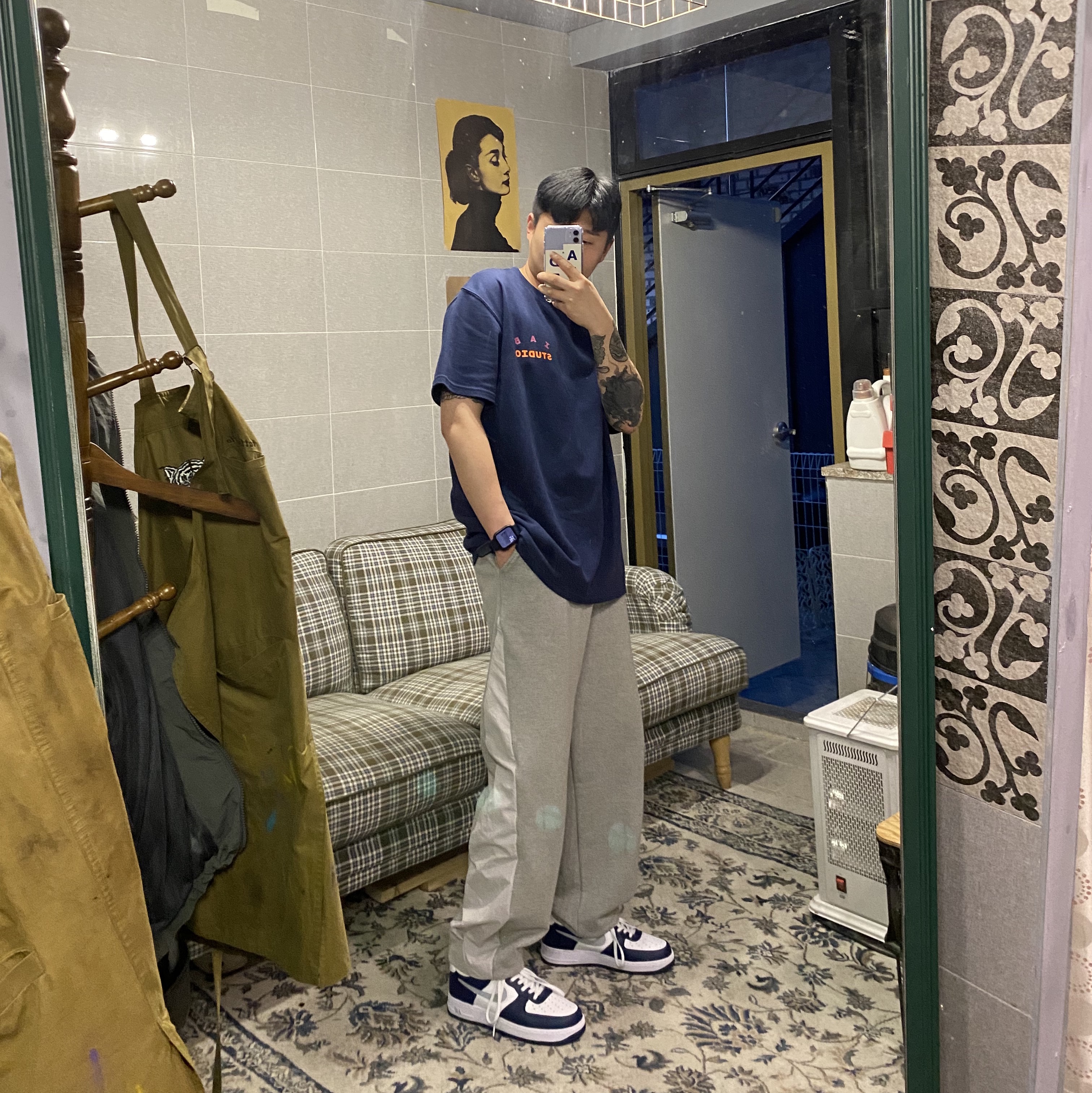 Nike Air Force 1 '07 Cut Out Swoosh Midnight Navy, IAB Studio x JTBC T-shirt 착용 스타일