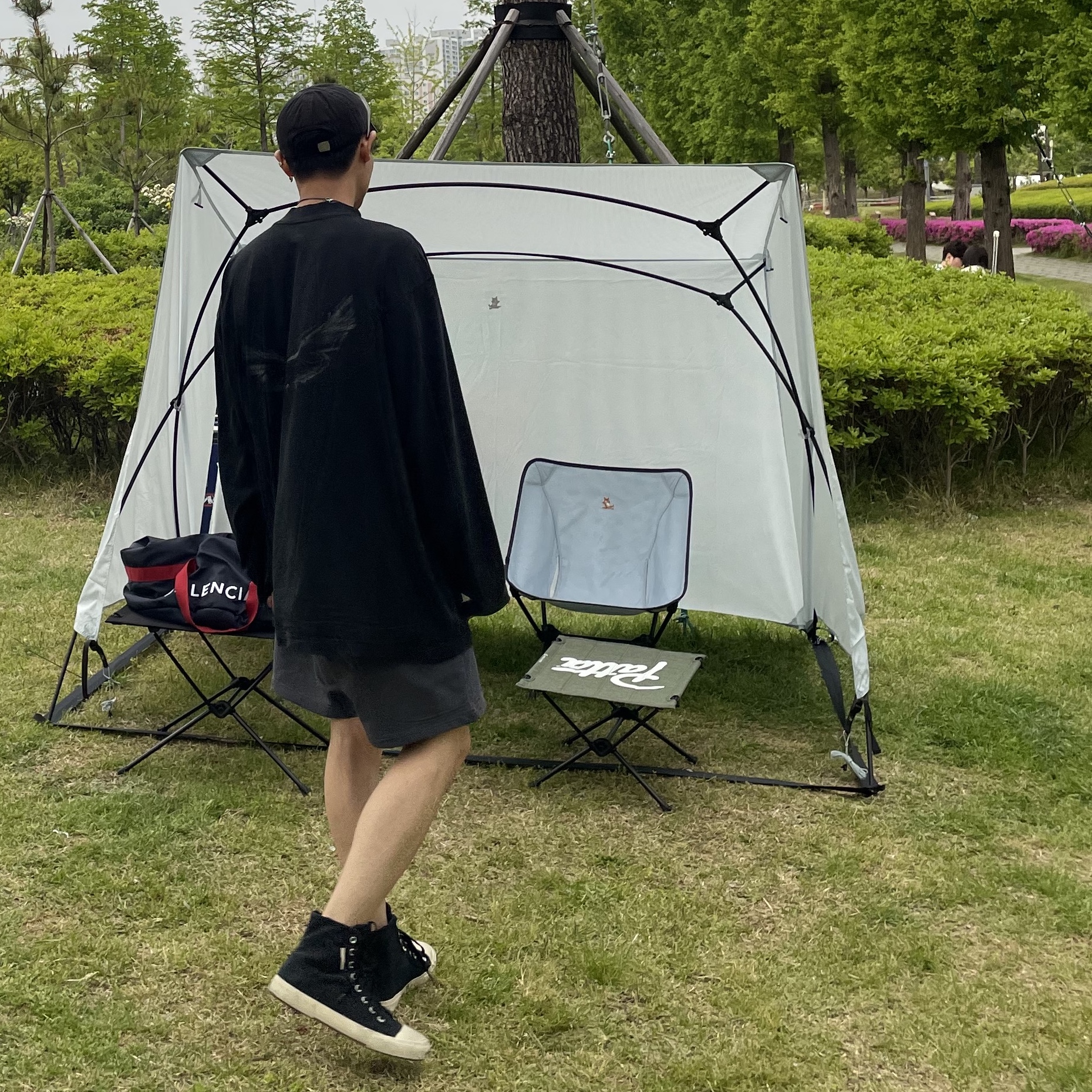 Yeezy Gap Engineered By Balenciaga Dove Long Sleeve T-Shirt Washed Black, Helinox x Patta Table S Olivine 착용 스타일 - 3