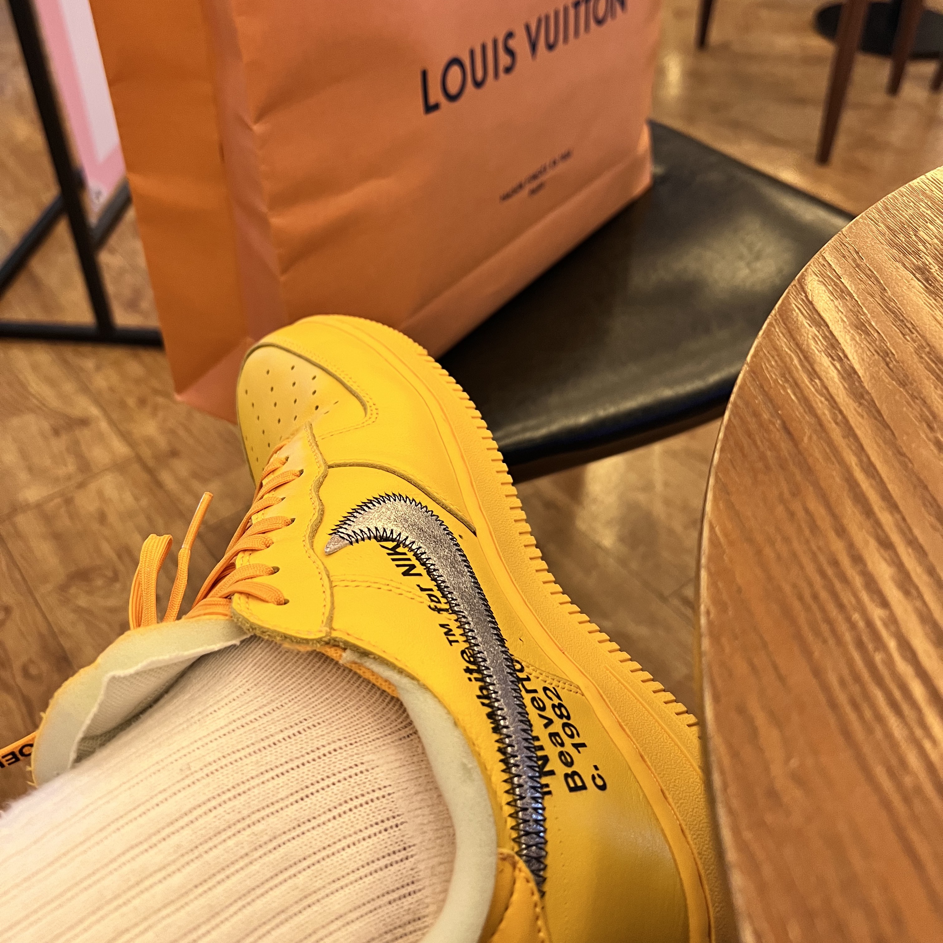 Nike x Off-White Air Force 1 '07 University Gold 착용 스타일