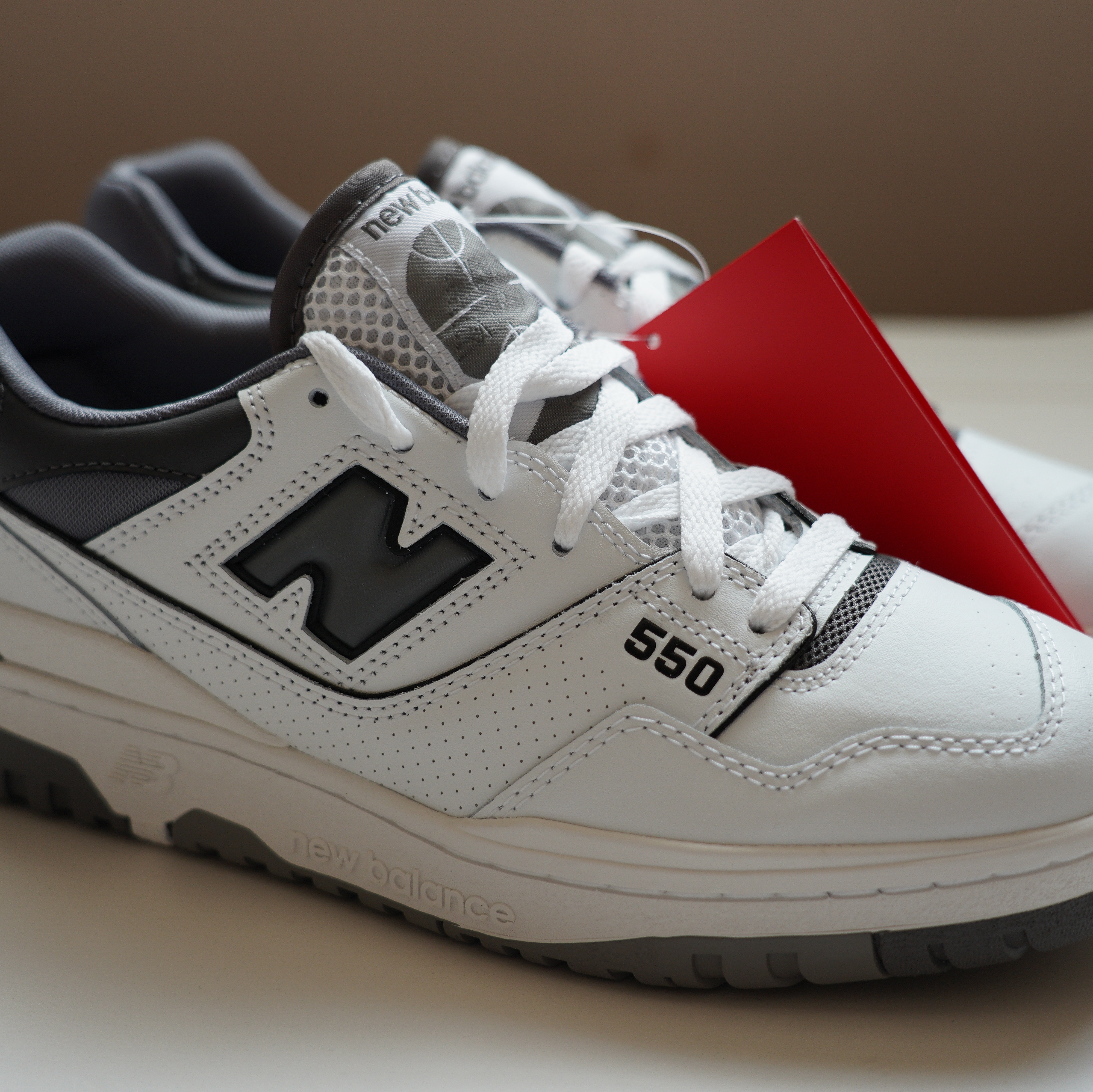 New Balance 550 White Grey Dark Grey - 2E Wide 착용 스타일 - 1