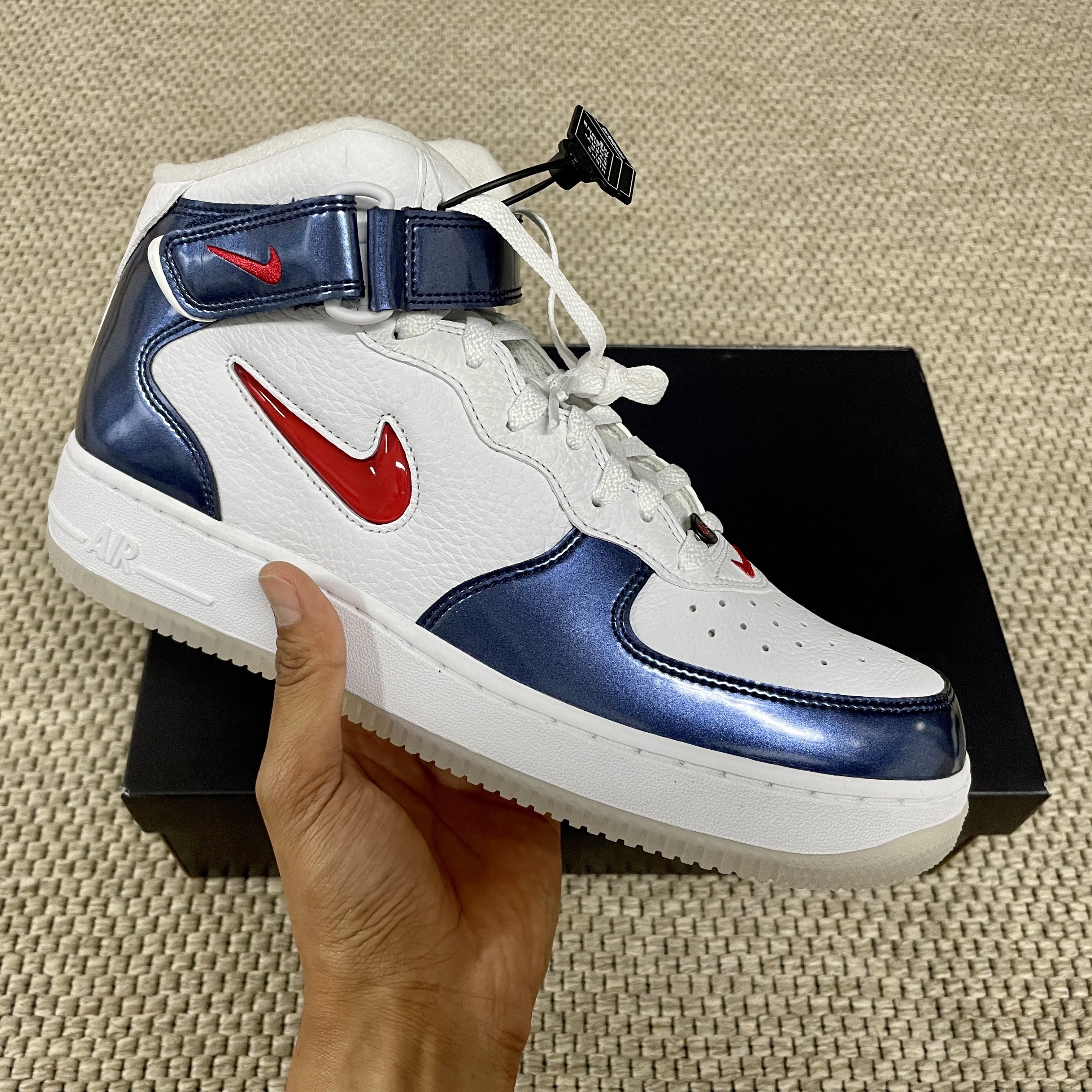 Nike Air Force 1 Mid QS University Red and Midnight Navy 착용 스타일 - 1