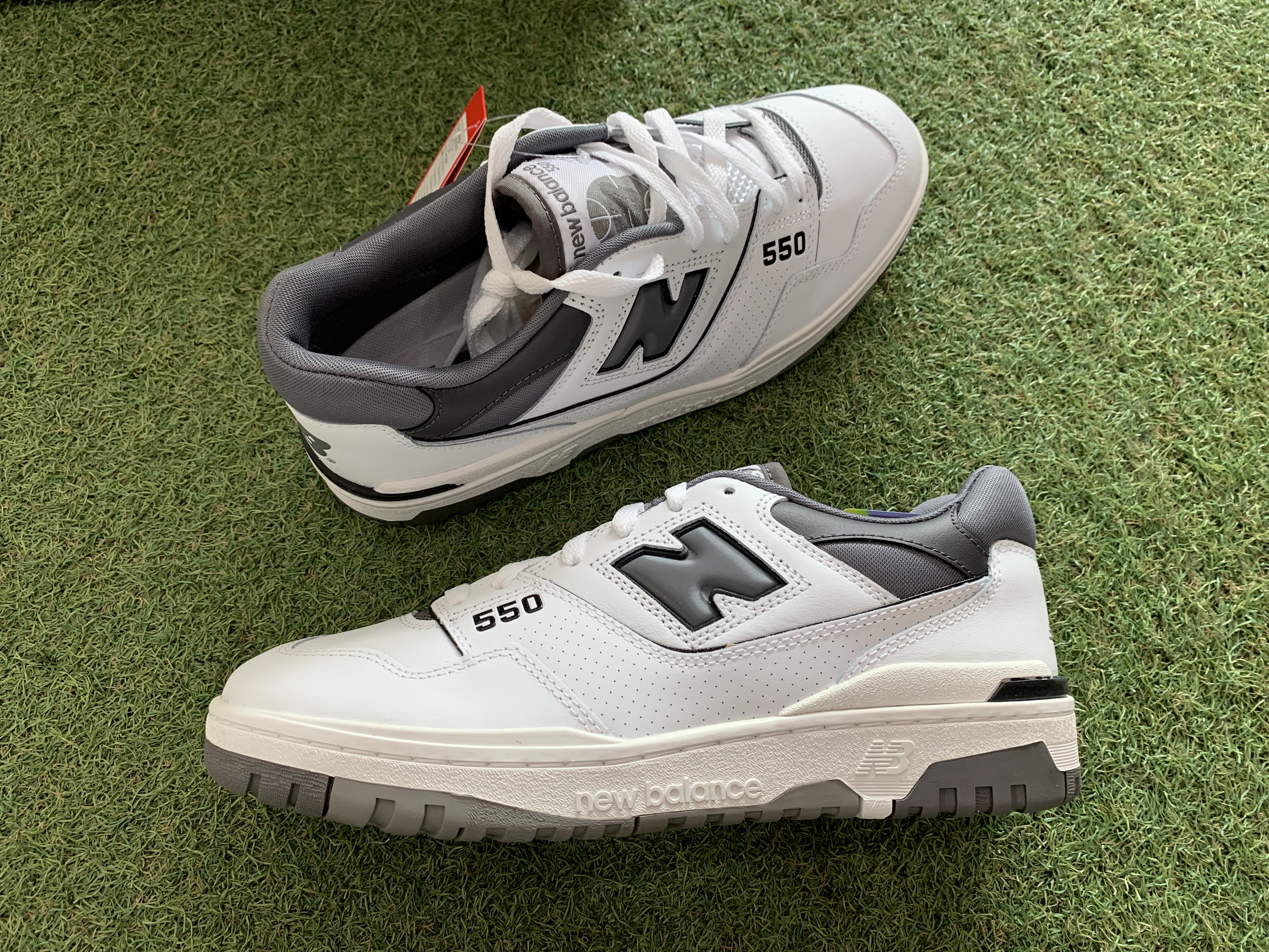 New Balance 550 White Grey Dark Grey - 2E Wide 착용 스타일 - 2
