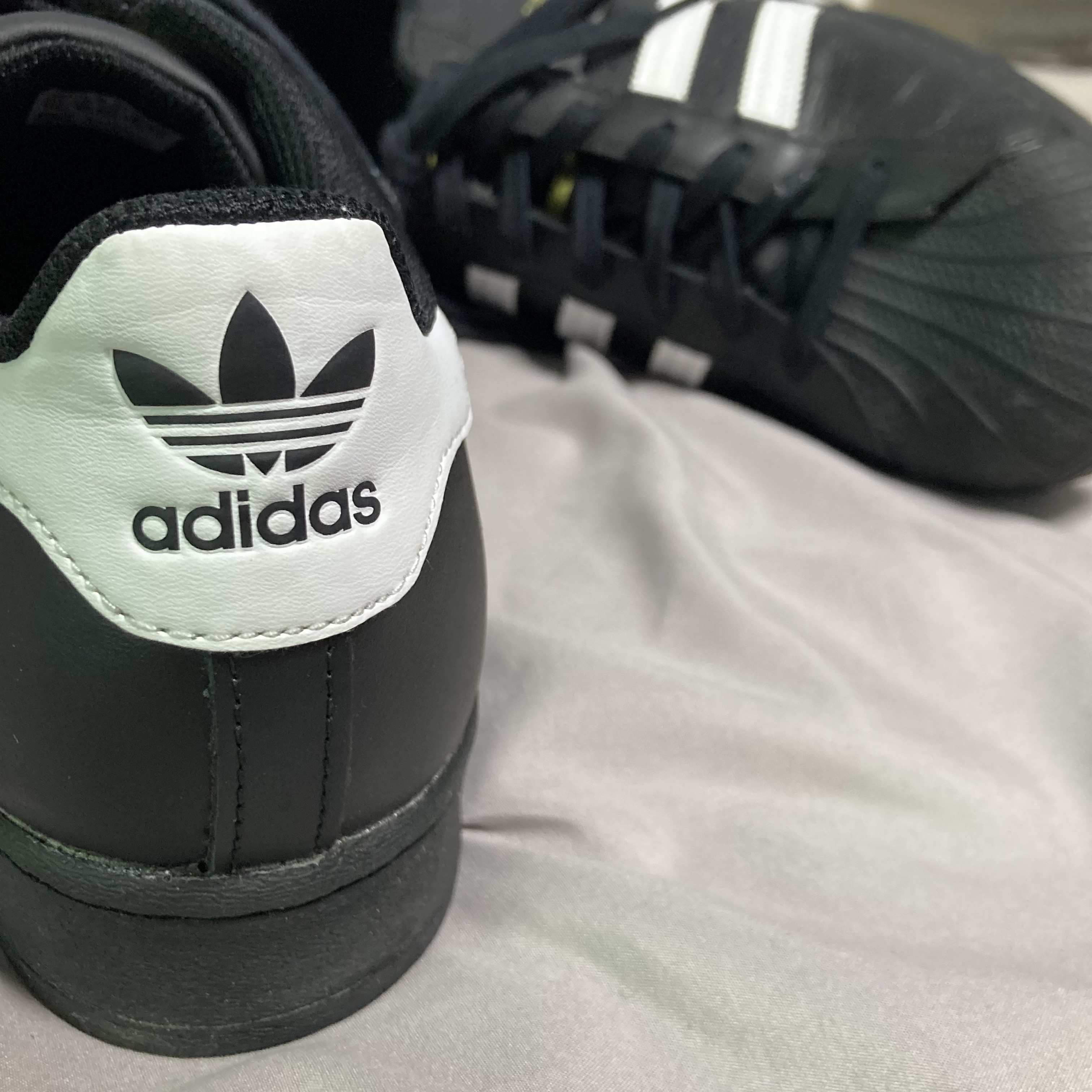 Adidas Superstar Core Black White 착용 스타일 - 2
