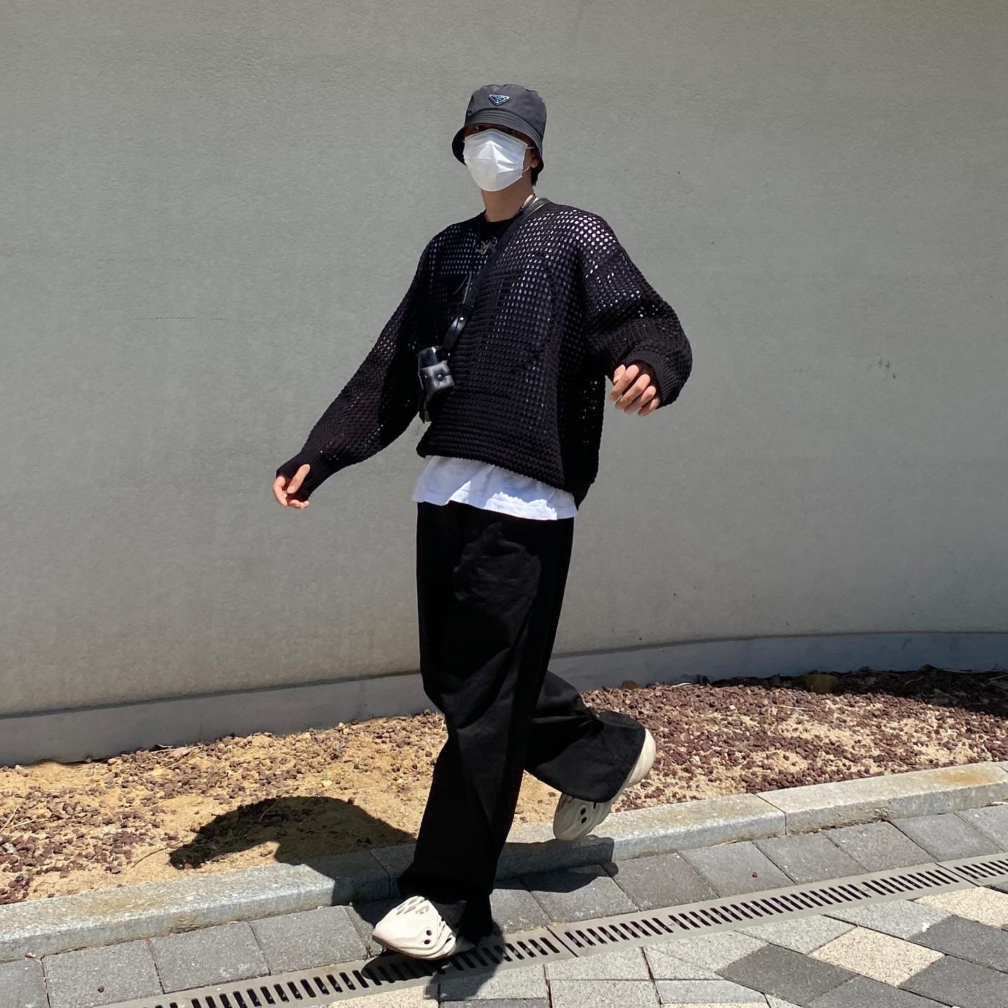 Adidas Yeezy Foam RNNR Sand, Prada Re-Nylon Bucket Hat Black 착용 스타일 - 1