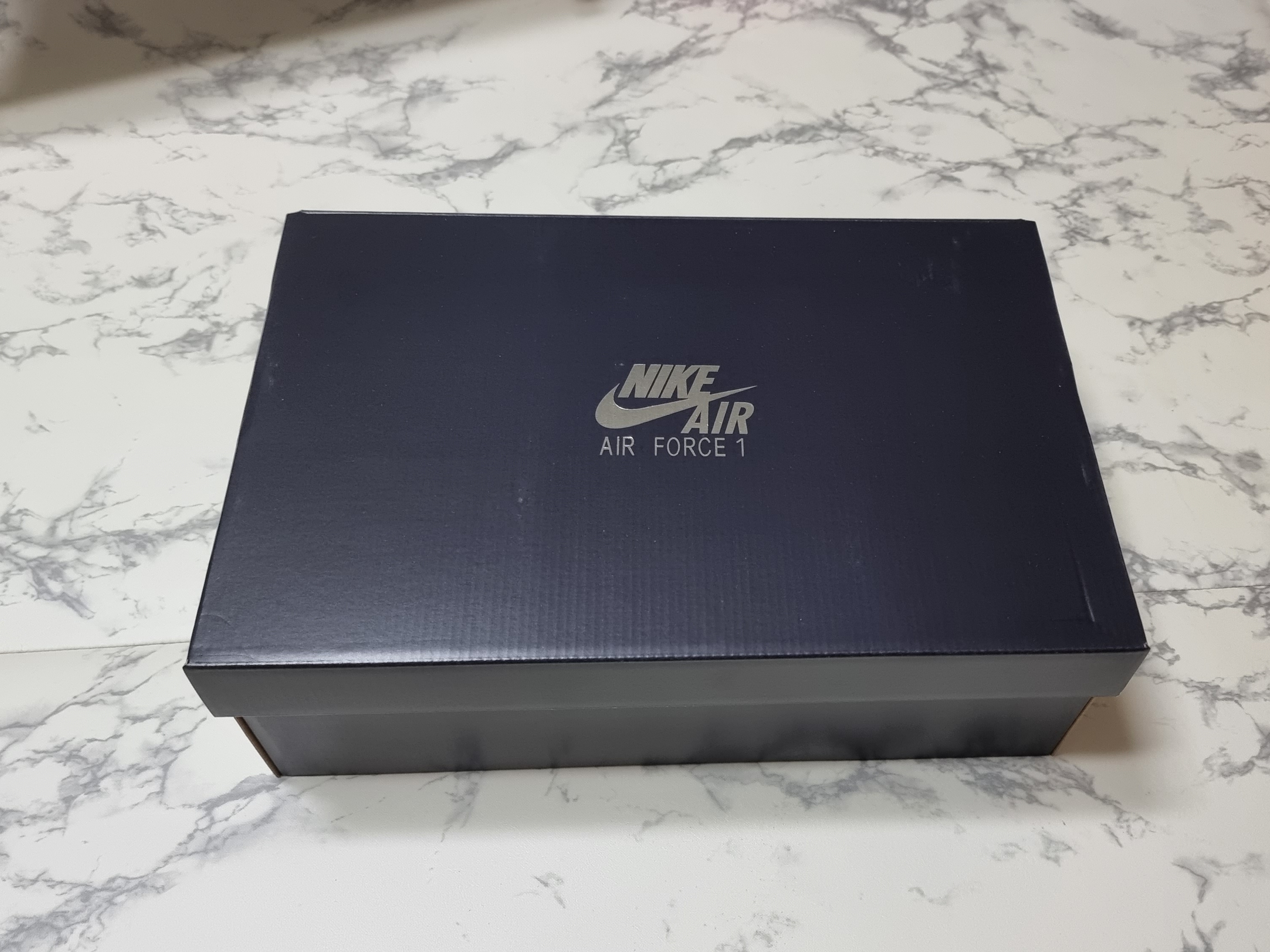 Nike Air Force 1 Mid QS University Red and Midnight Navy 착용 스타일 - 1