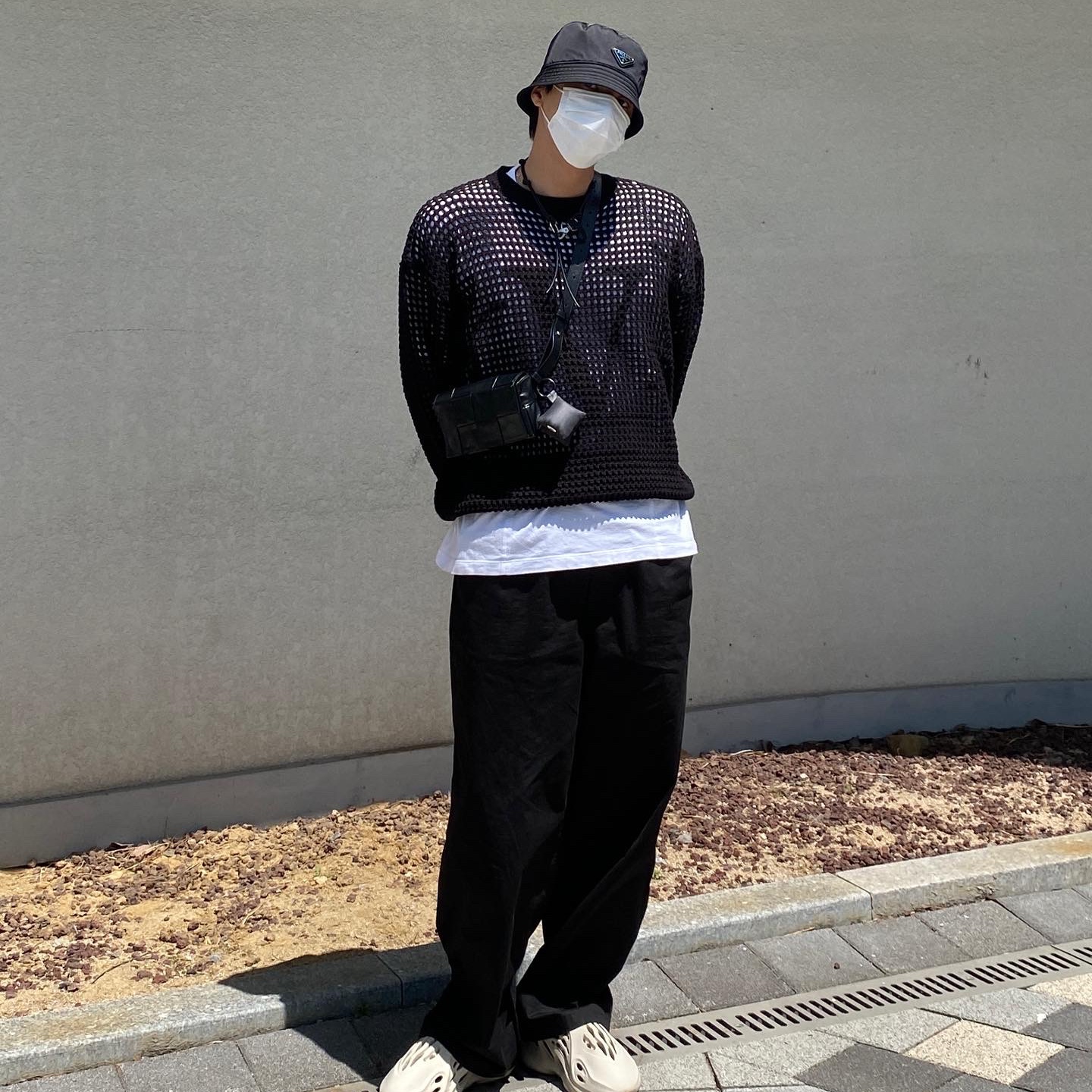 Adidas Yeezy Foam RNNR Sand, Prada Re-Nylon Bucket Hat Black 착용 스타일 - 2