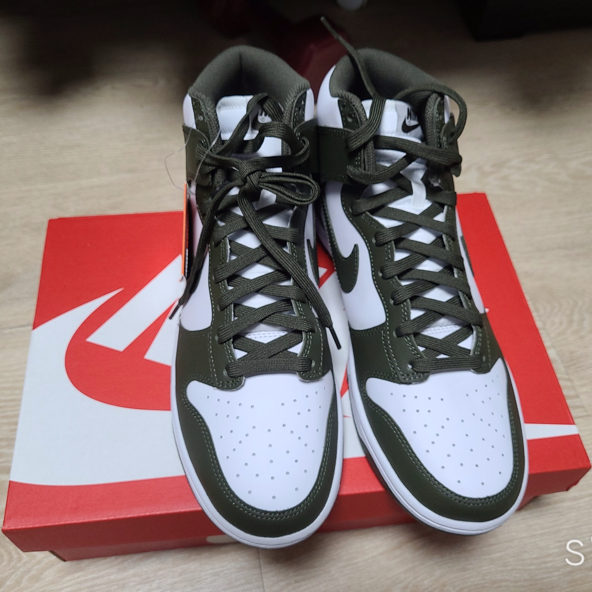 Nike Dunk High Retro Championship Khaki 착용 스타일
