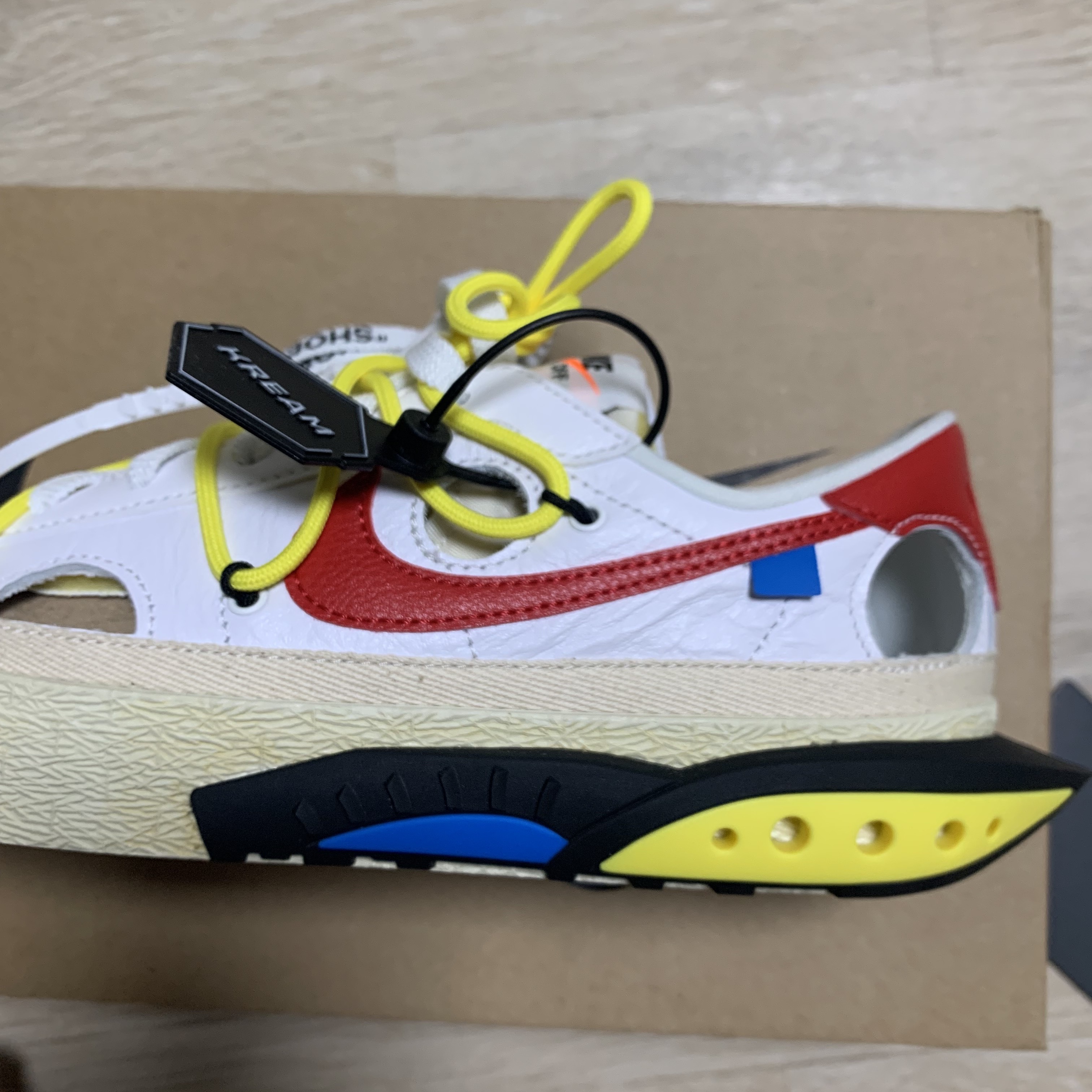 Nike x Off-White Blazer Low '77 White and University Red 착용 스타일 - 2