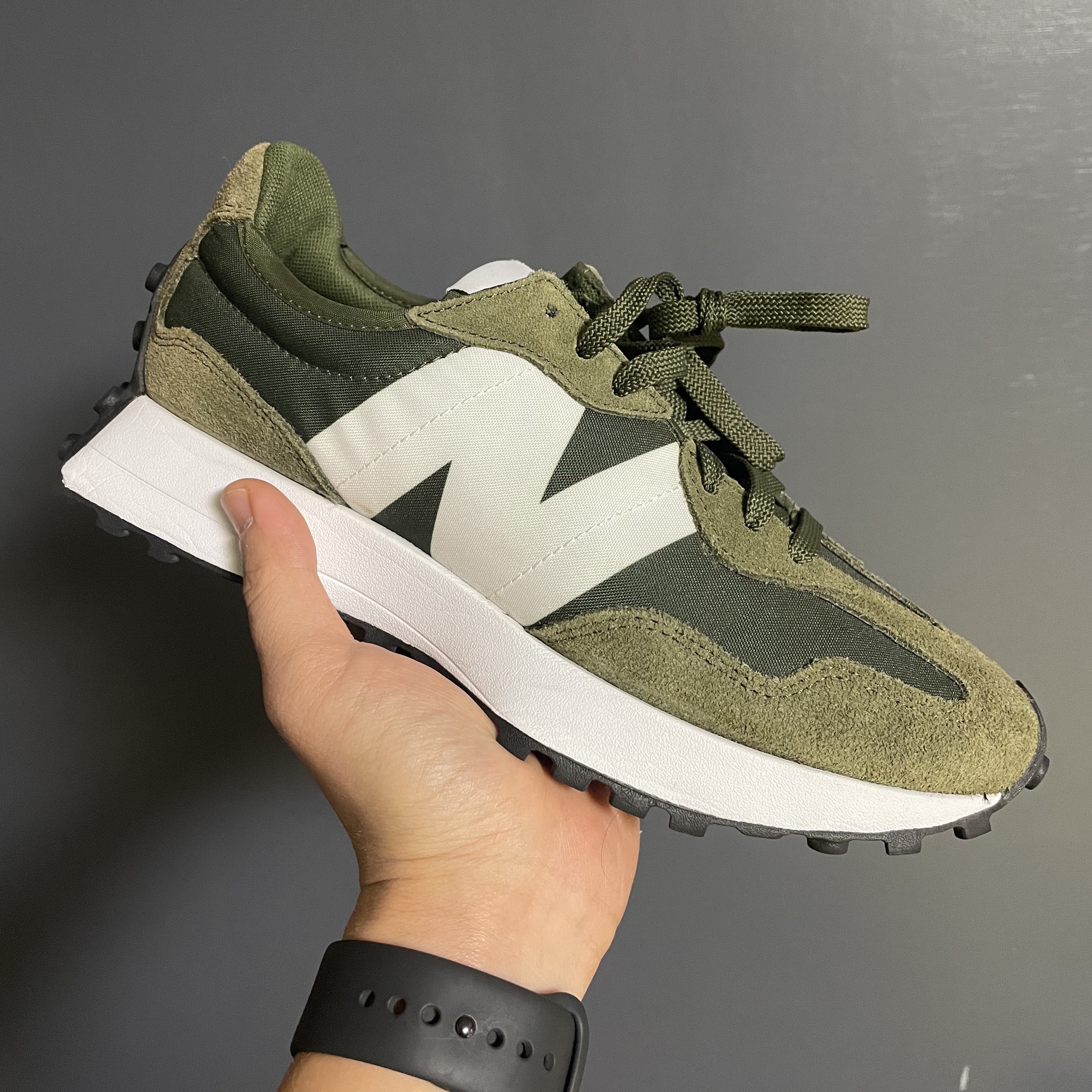 New Balance 327 Oak Leaf Green 착용 스타일