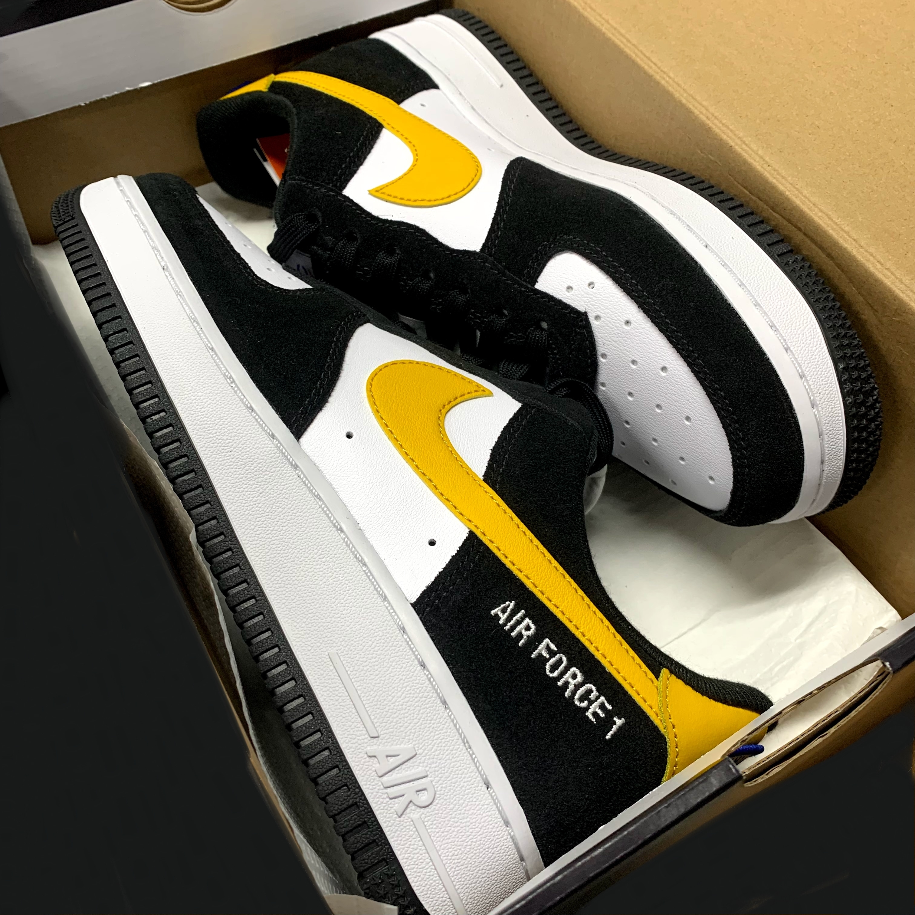 Nike Air Force 1 '07 LV8 Athletic Club Black Dark Sulfur 착용 스타일