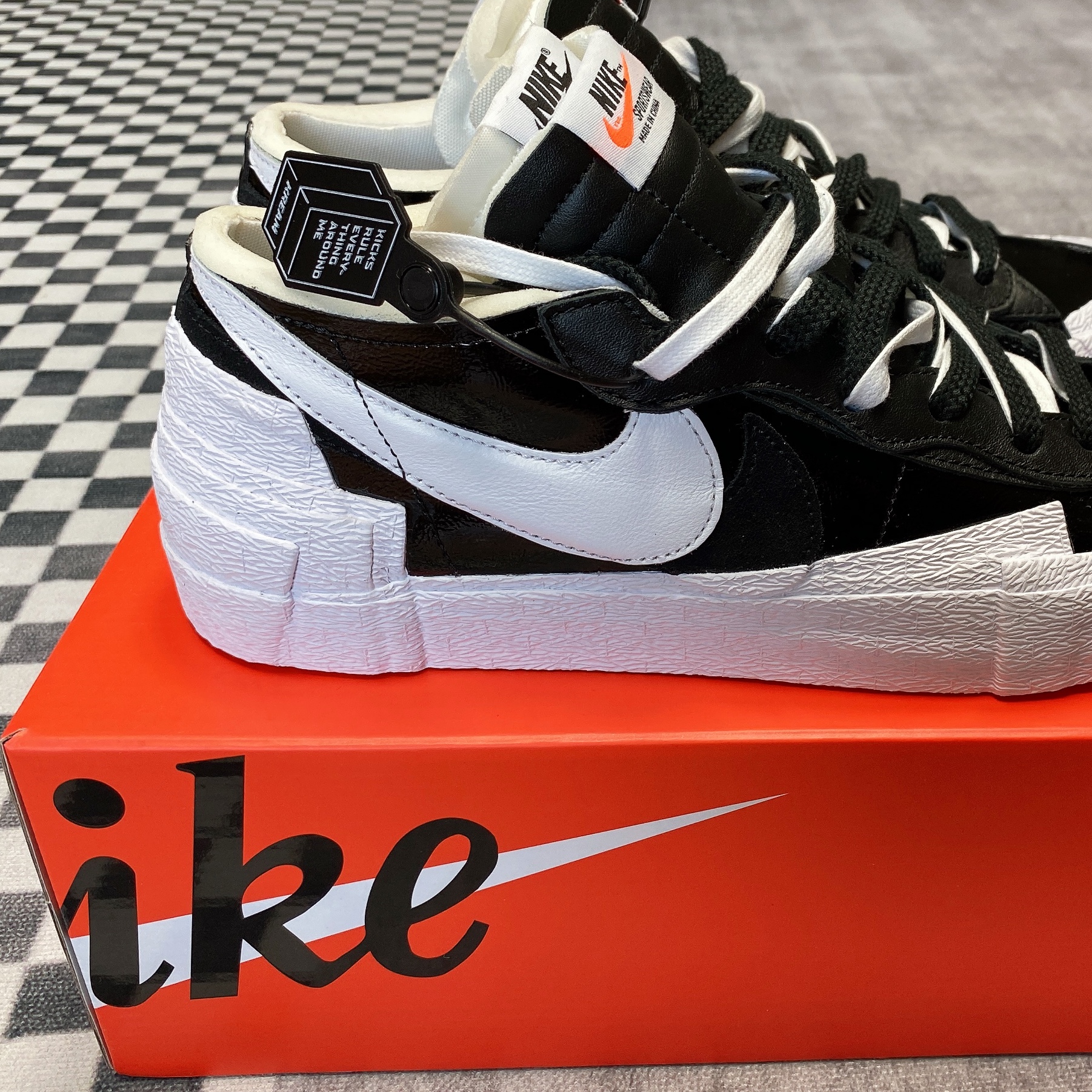Nike x Sacai Blazer Low Black Patent Leather 착용 스타일 - 2