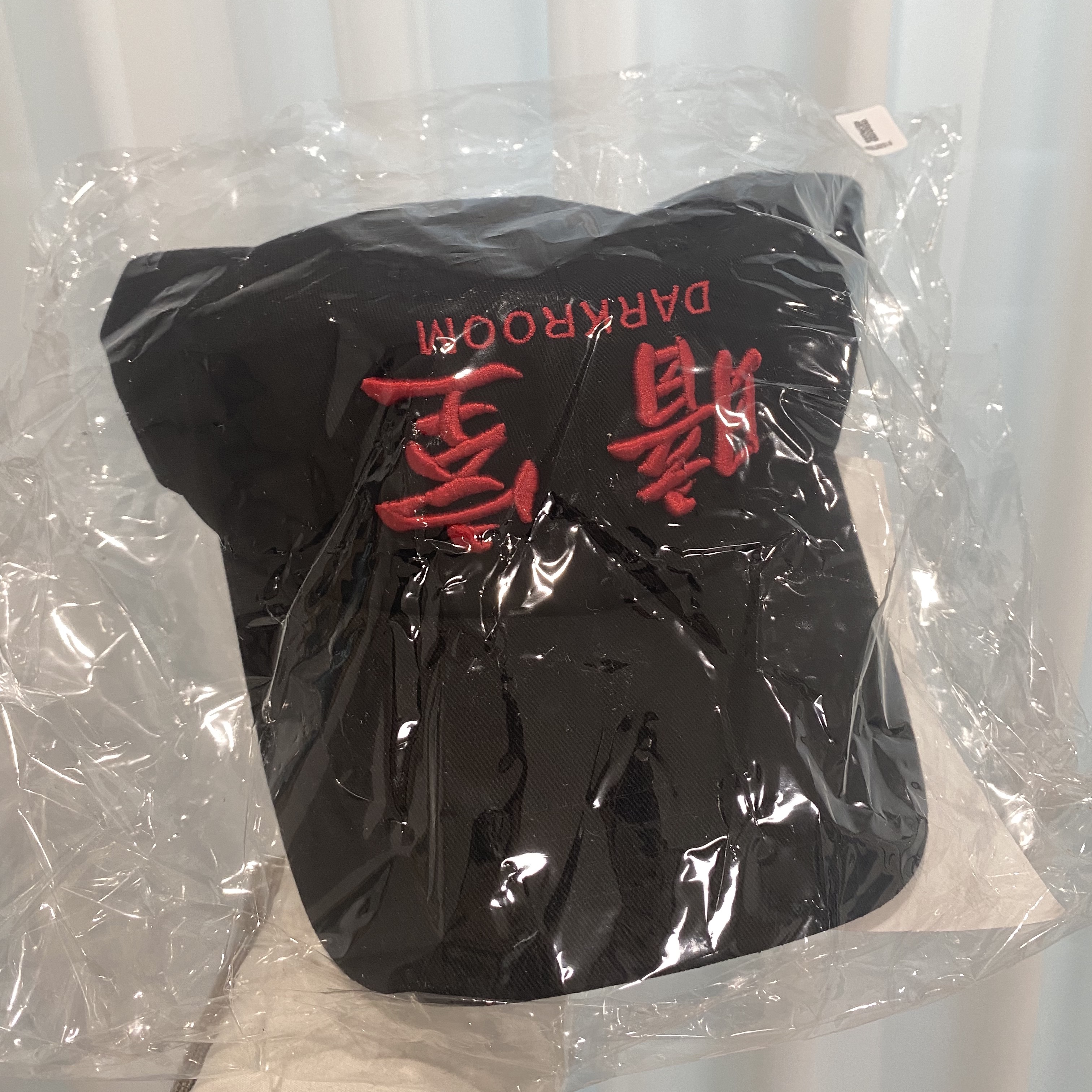 Darkr8m Studio Upside Down Red Logo Cap 착용 스타일