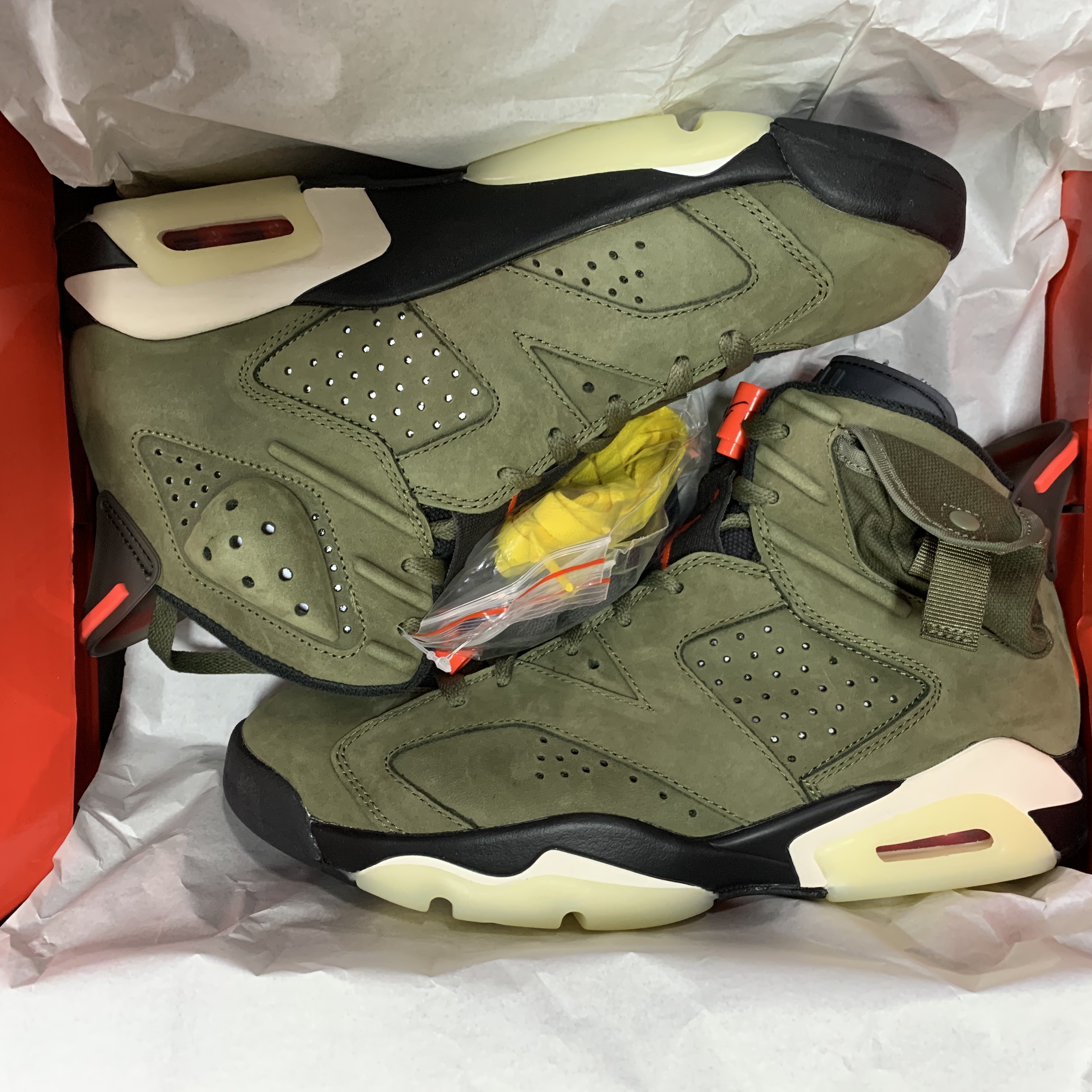 Jordan 6 x Travis Scott Retro Olive 착용 스타일