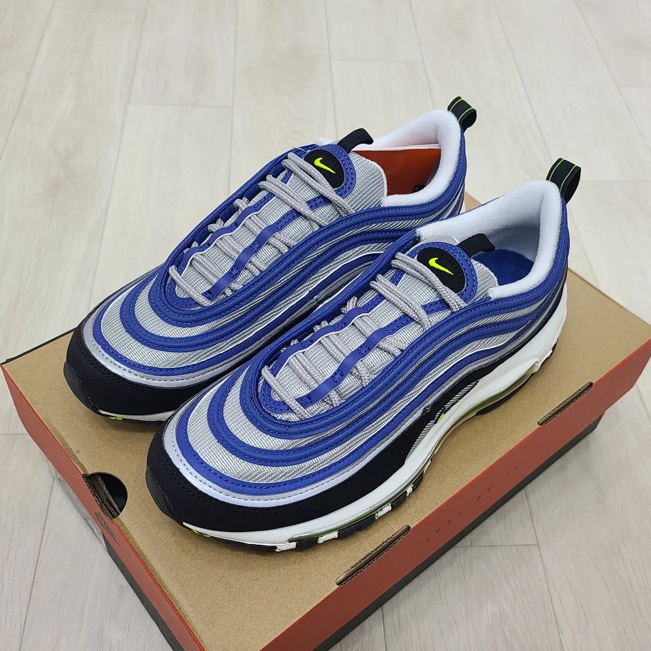 Nike Air Max 97 OG Atlantic Blue and Voltage Yellow 착용 스타일 - 2