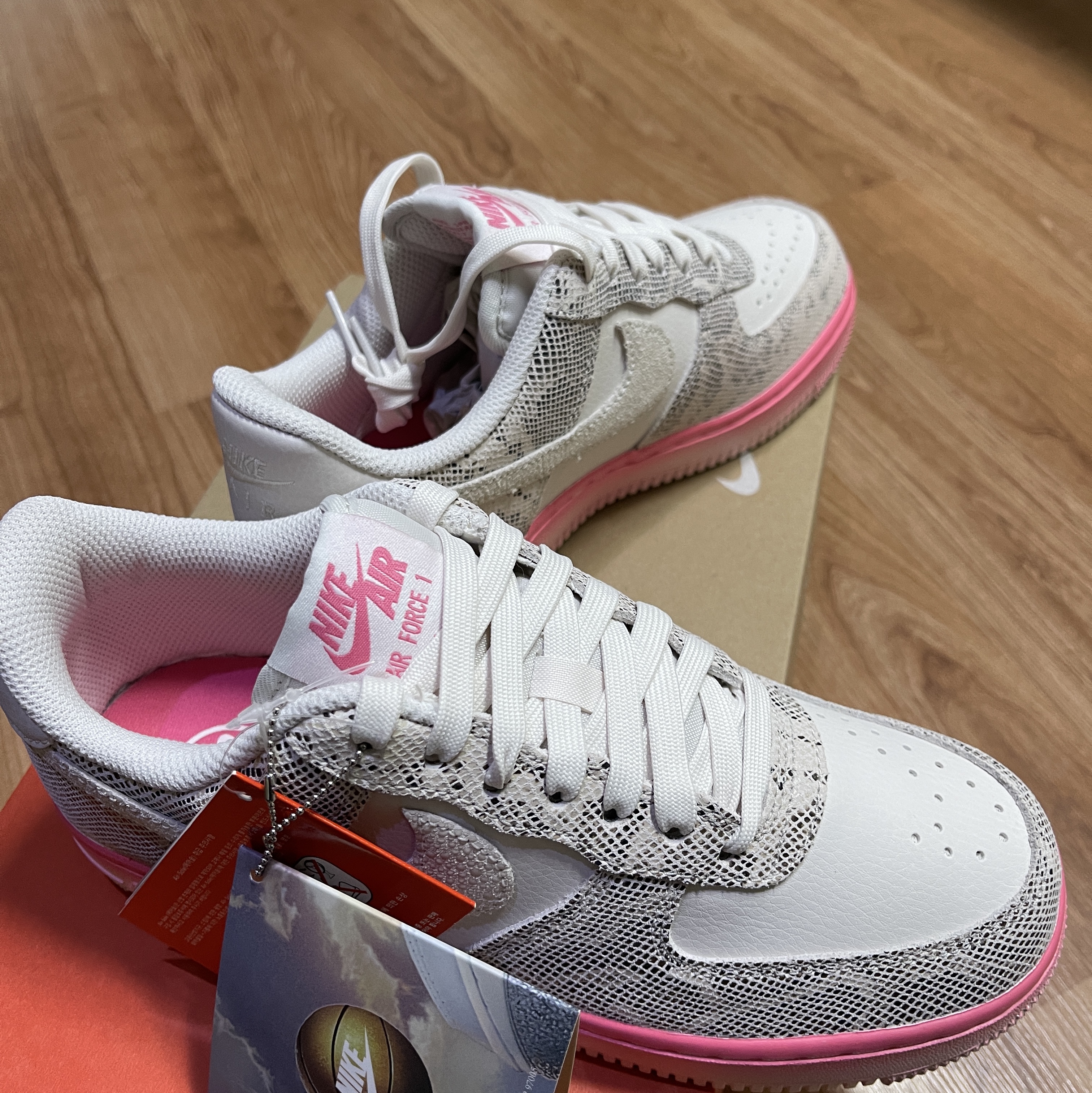 (W) Nike Air Force 1 '07 LX Our Force 1, Darkr8m Studio Upside Down Silver Logo Cap 착용 스타일 - 4