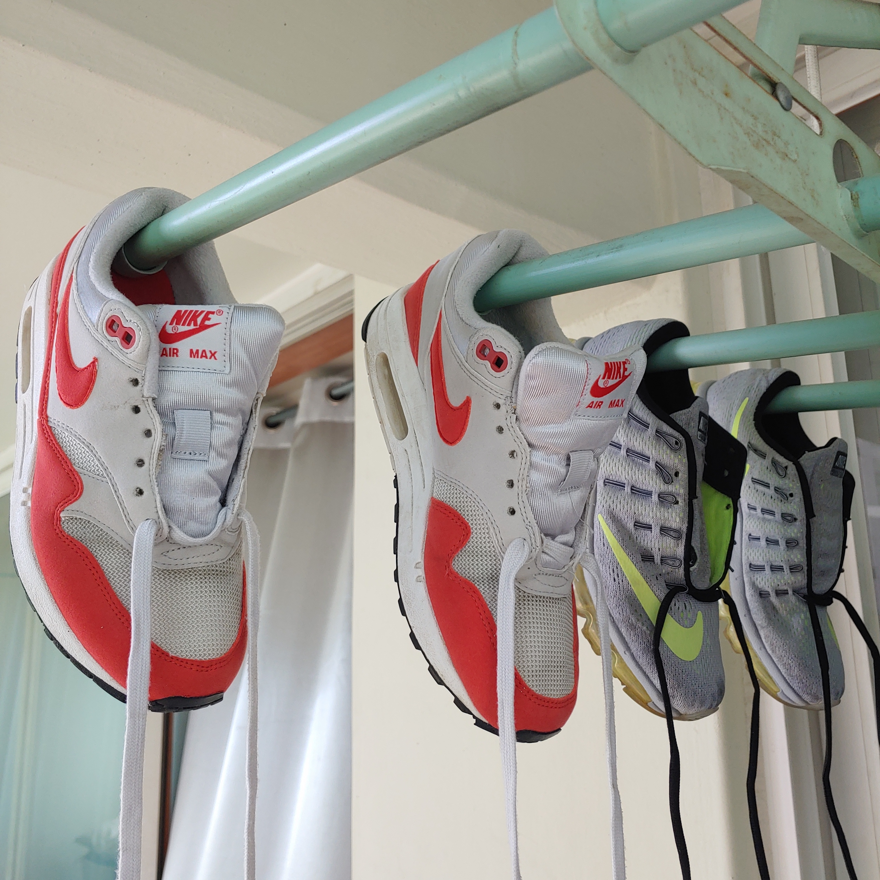 Nike Air Max 1 Anniversary Red (2017/2018 Restock Pair), (W) Nike Outburst Summit White 착용 스타일 - 1