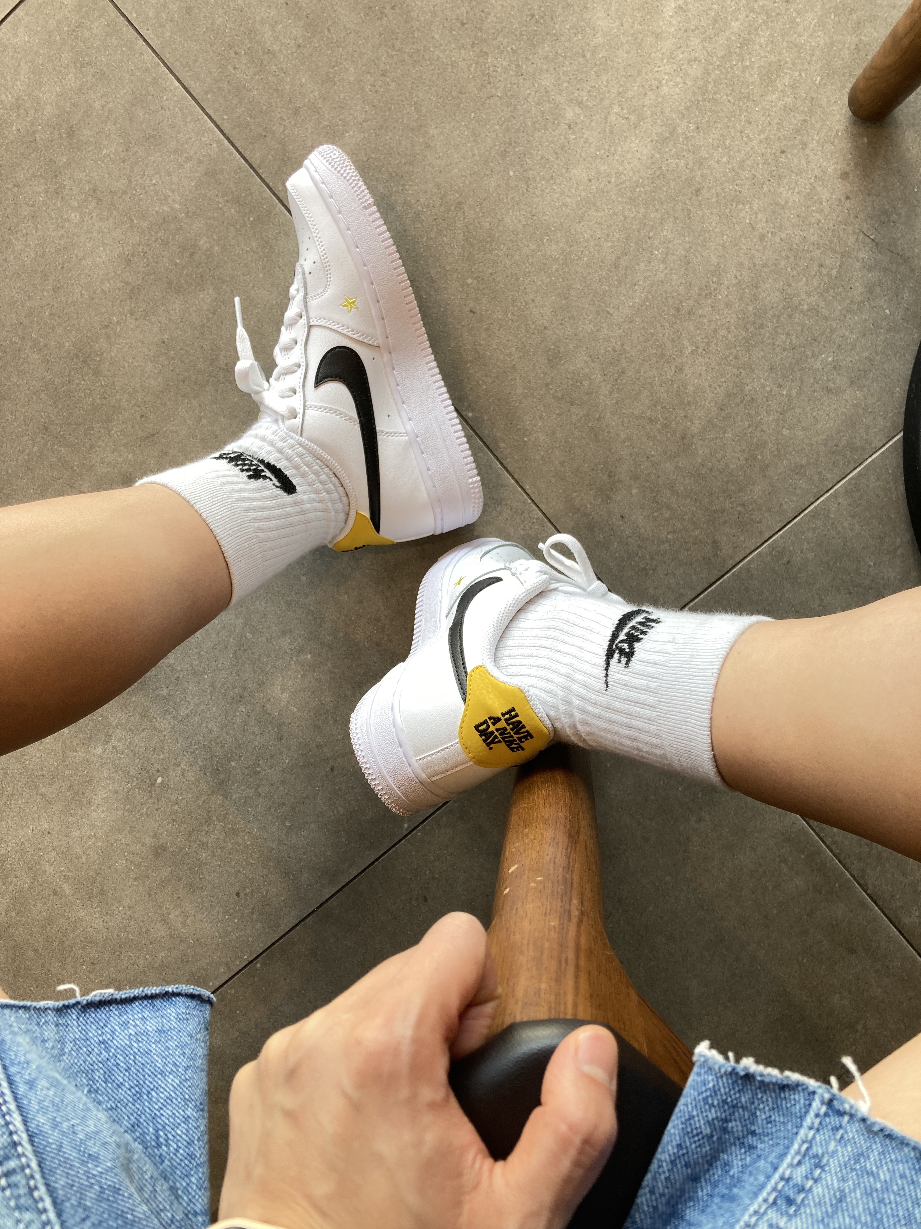 Nike Air Force 1 '07 LV8 2 Have a Nike Day 착용 스타일