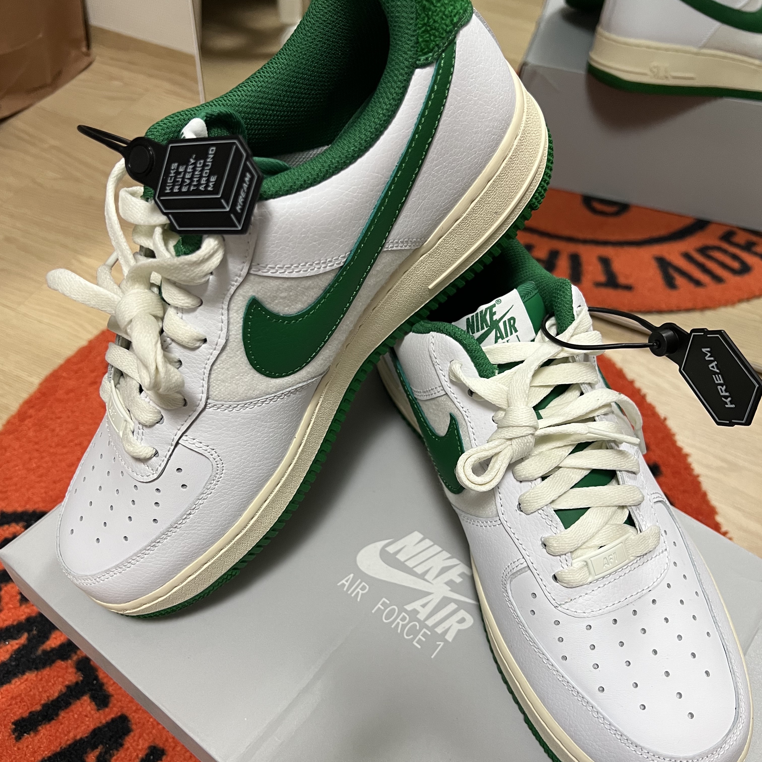 Nike Air Force 1 '07 LV8 Varsity White Pine Green 착용 스타일