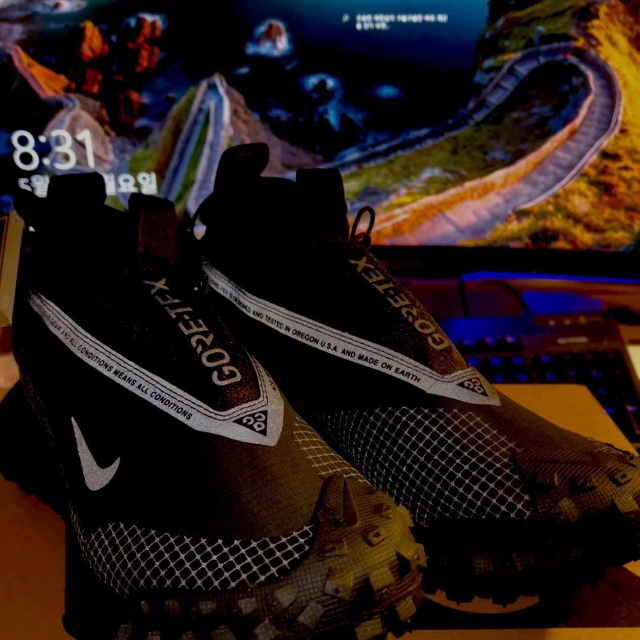 Nike ACG Mountain Fly Gore-Tex Black and Dark Grey 착용 스타일