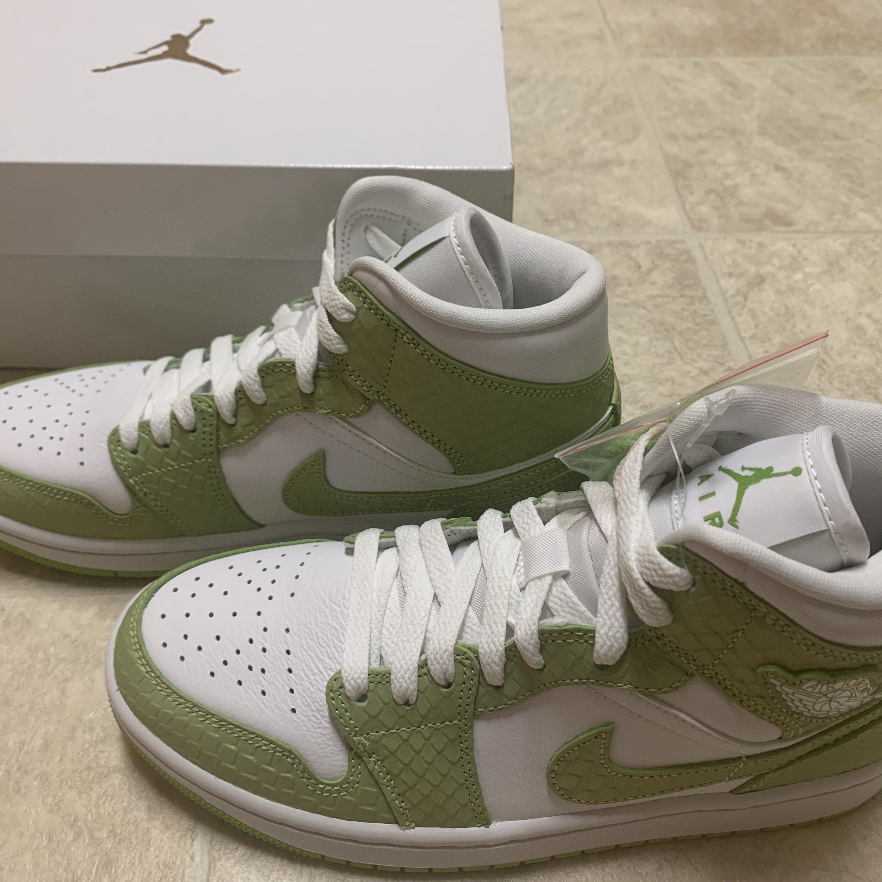 (W) Jordan 1 Mid SE Vivid Green 착용 스타일