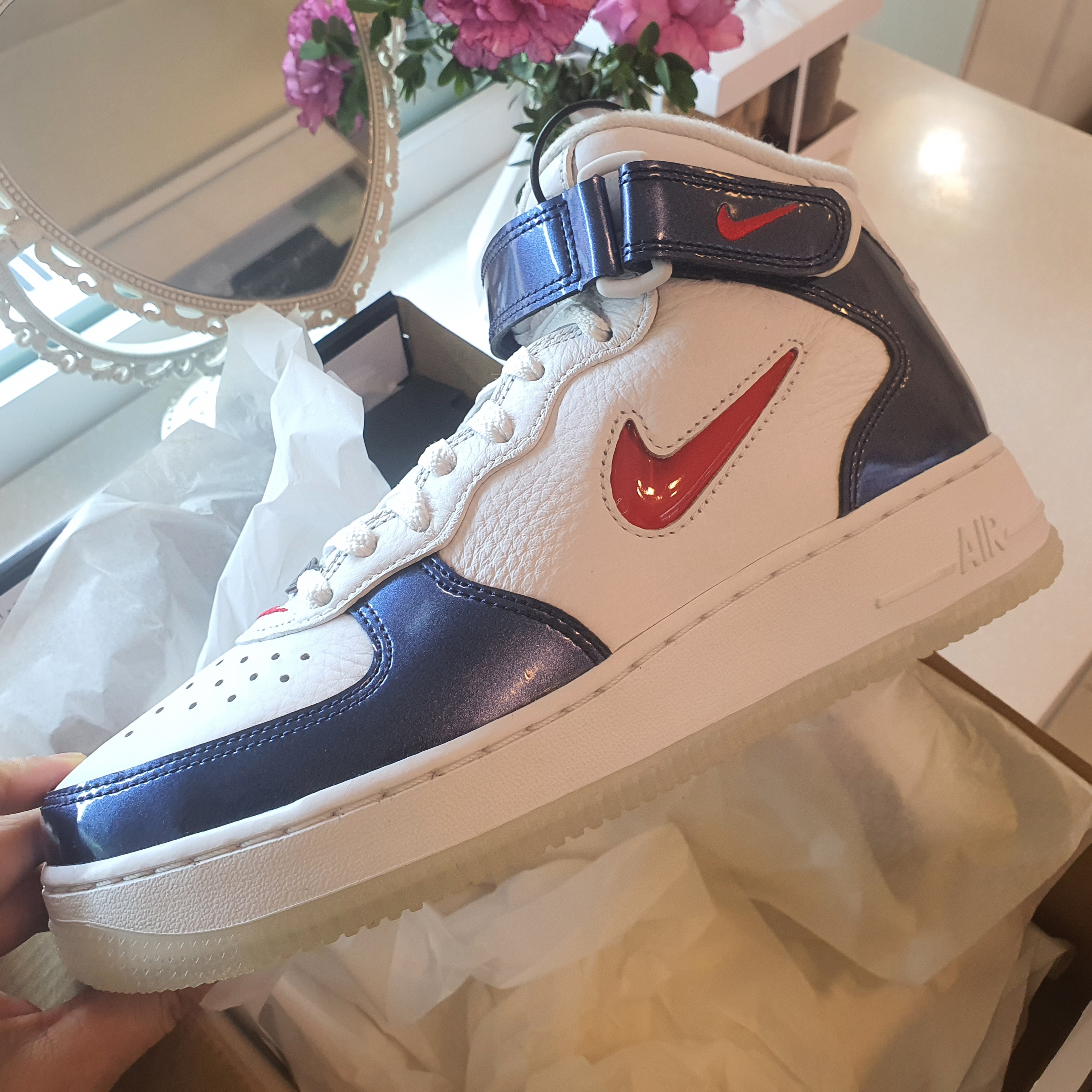 Nike Air Force 1 Mid QS University Red and Midnight Navy 착용 스타일