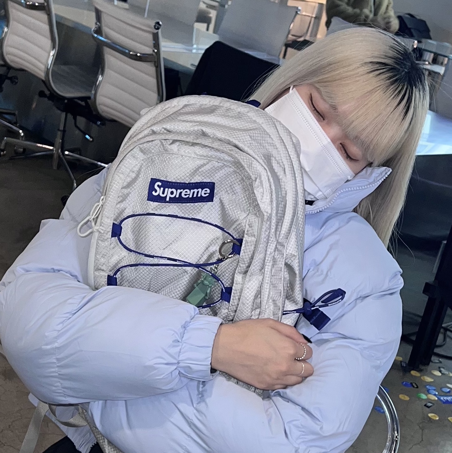 Supreme Backpack Silver - 22SS 착용 스타일 - 3