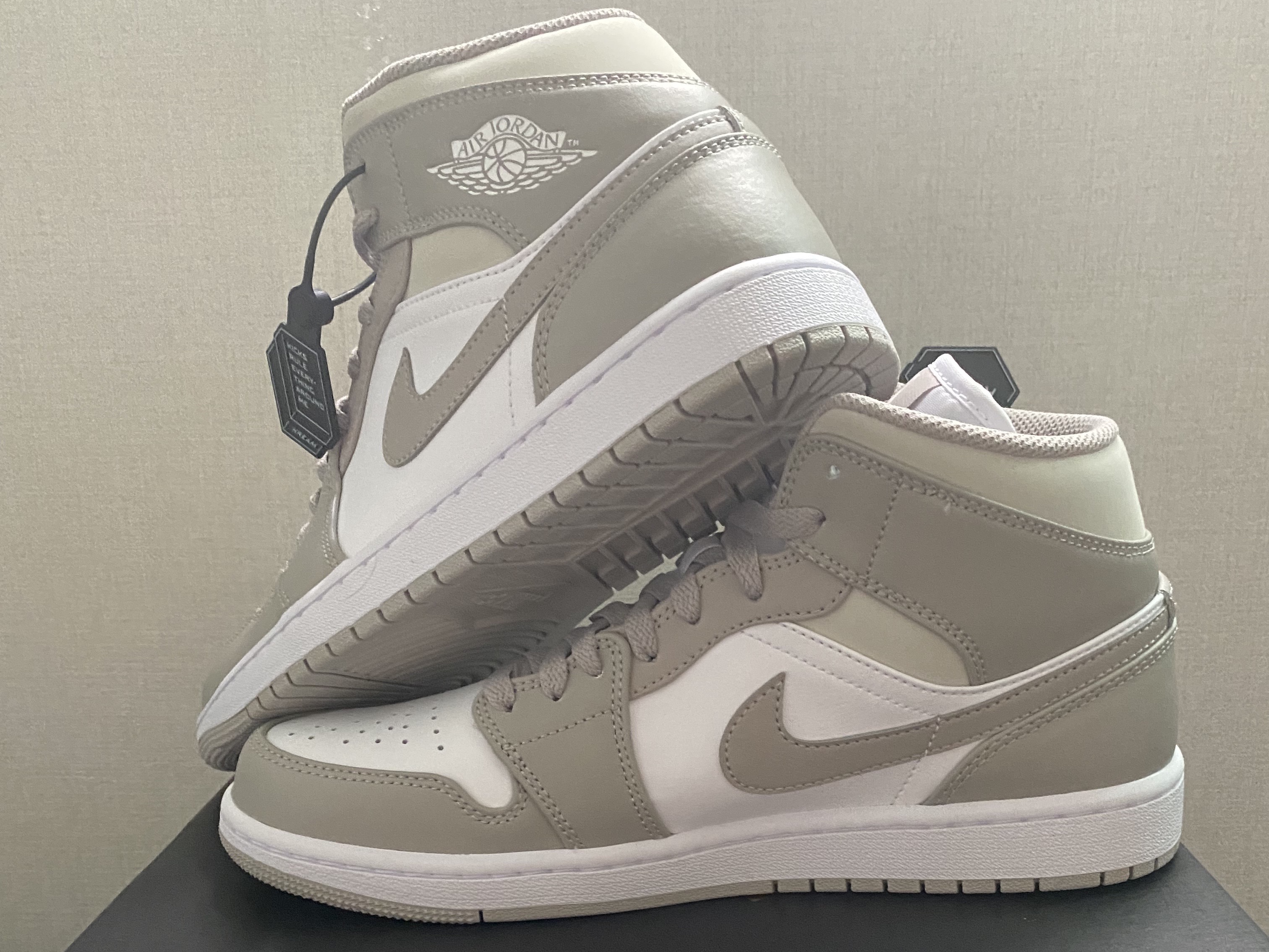 Jordan 1 Mid College Grey 착용 스타일