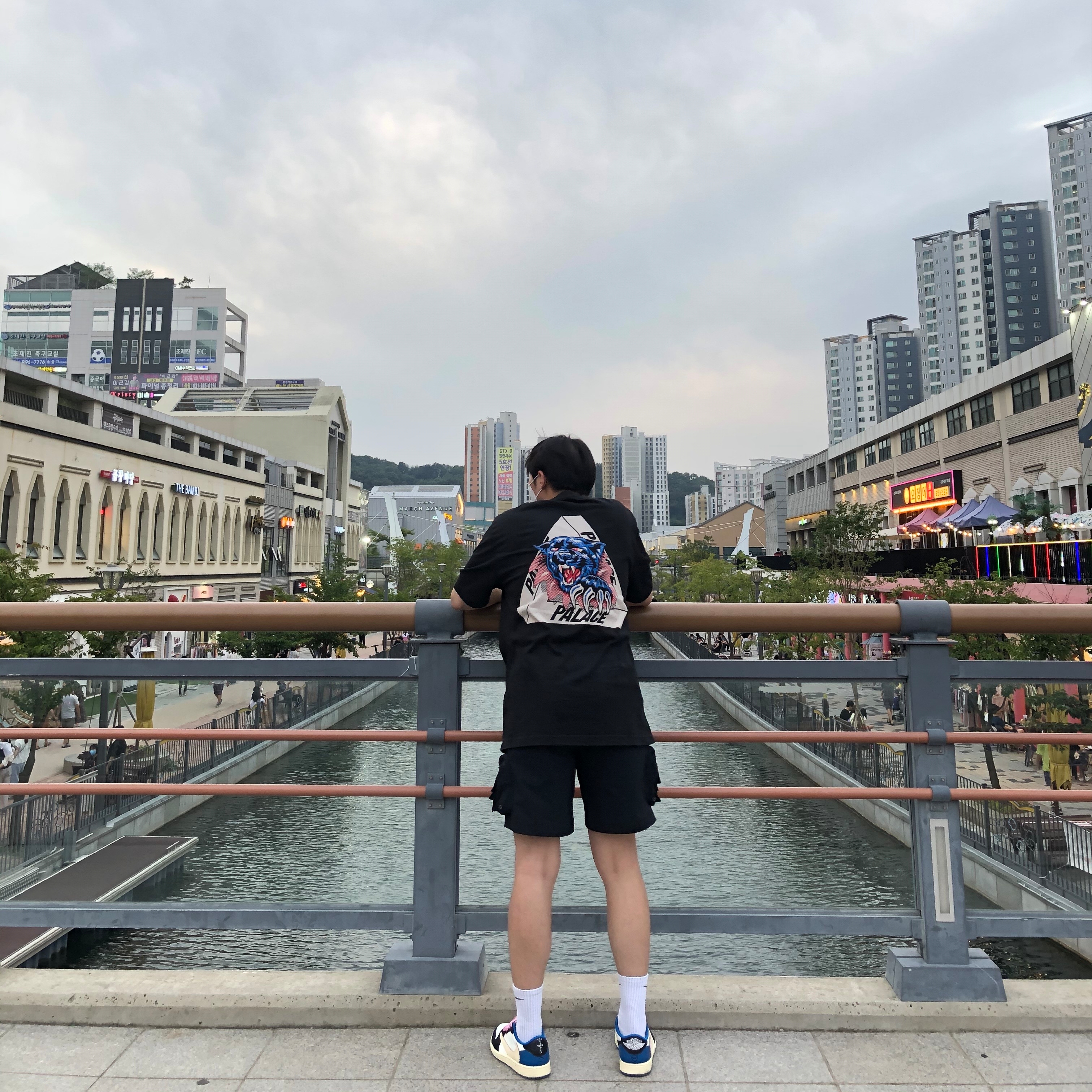 Jordan 1 x Travis Scott x Fragment Retro Low OG SP Military Blue, Palace Ripped T-Shirt Black - 19FW 착용 스타일
