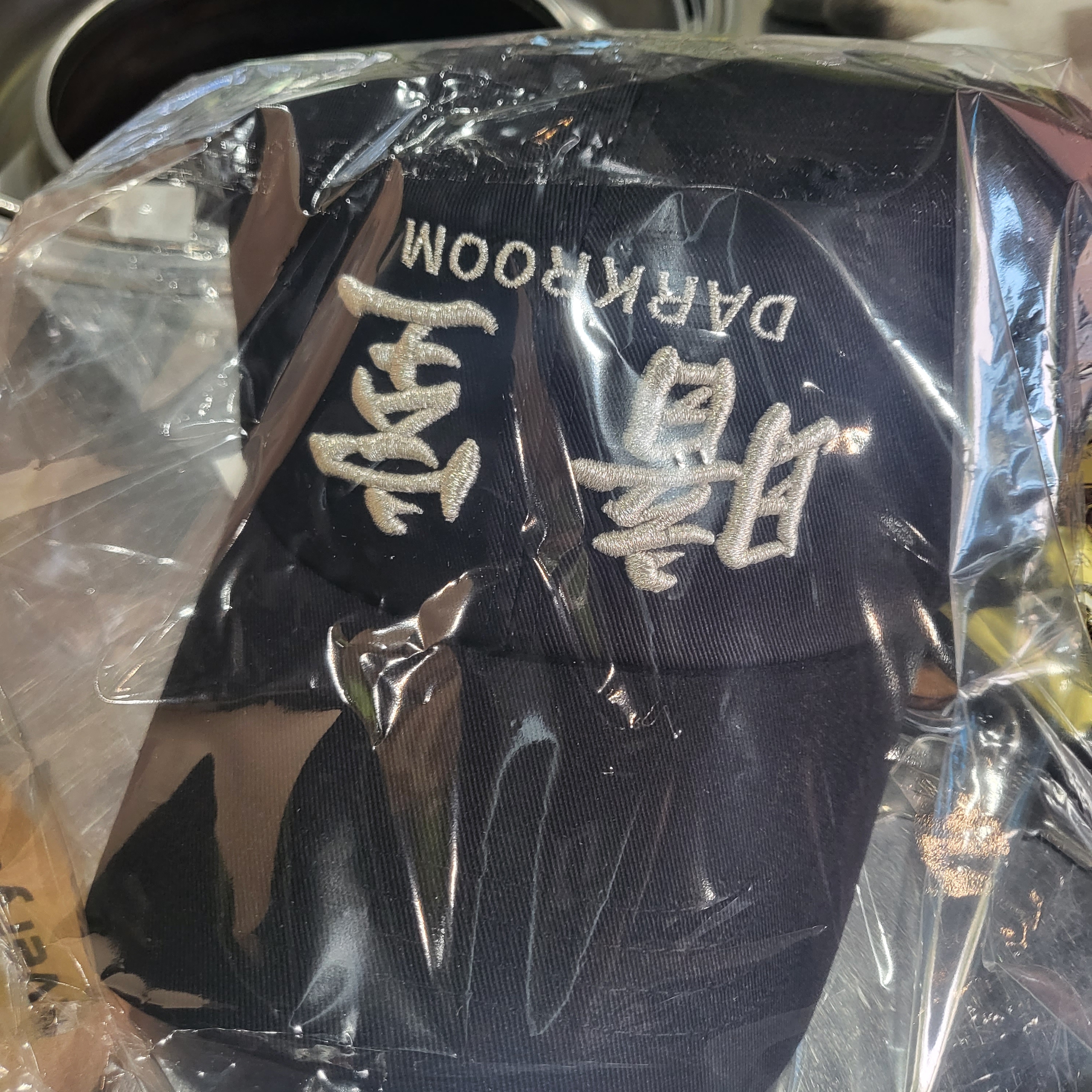 Darkr8m Studio Upside Down Silver Logo Cap 착용 스타일