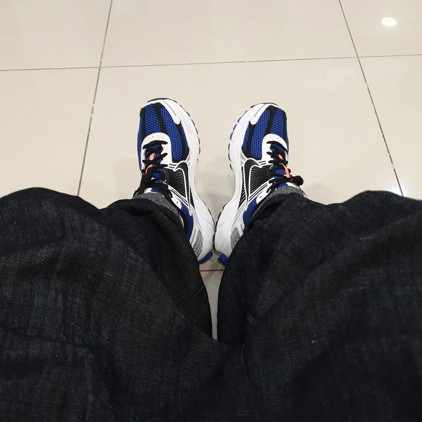 Nike Zoom Vomero 5 White Racer Blue Black 착용 스타일